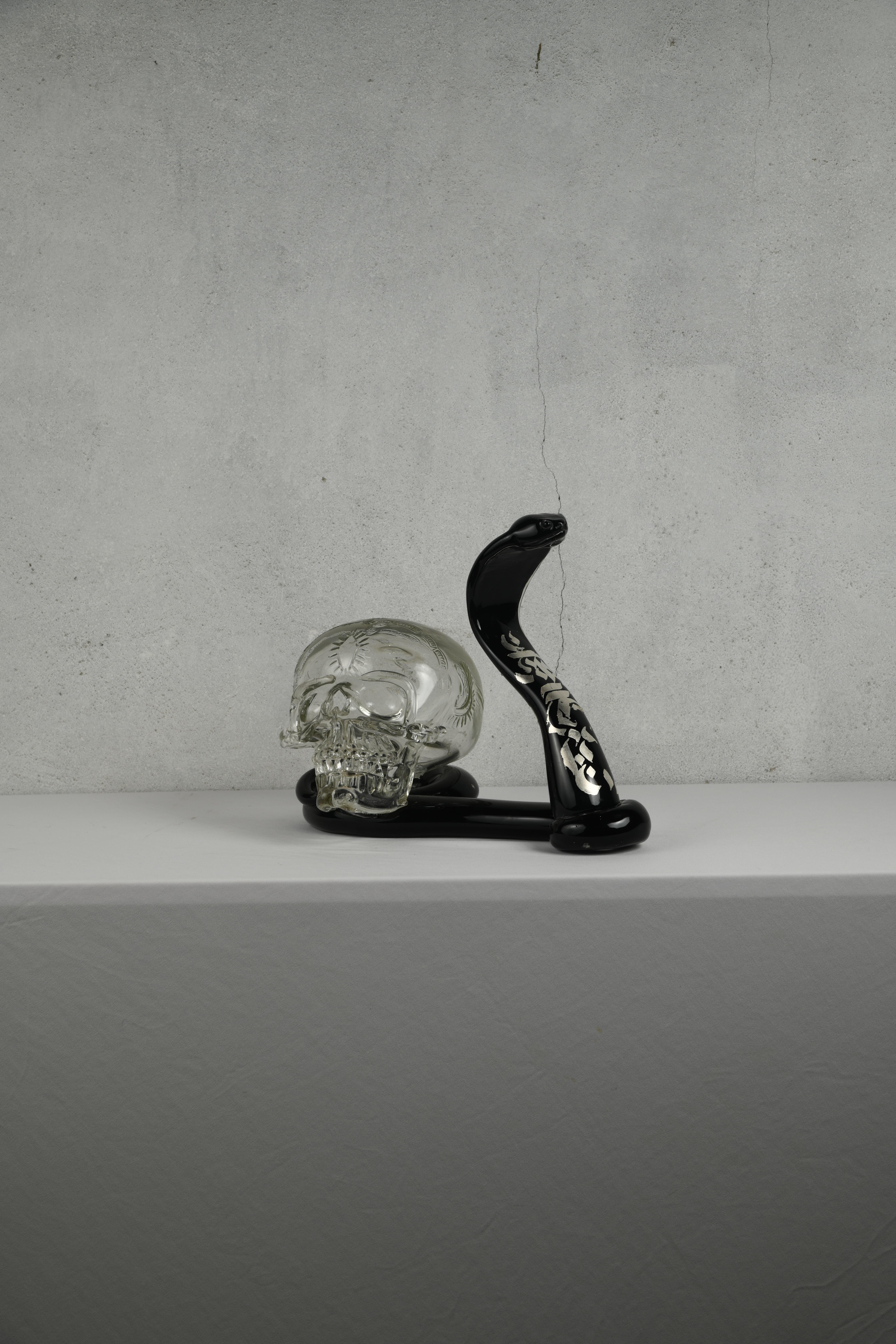 Crâne et serpent, 2024
Grant Garmezy en Collaboration avec Evan Schauss pour Rural Modern Glass Studio utilisant la technique de la sculpture sur verre à chaud, dorure à l'argent sur serpent de Prachi Kawadia.

Premier studio de verre d'art et