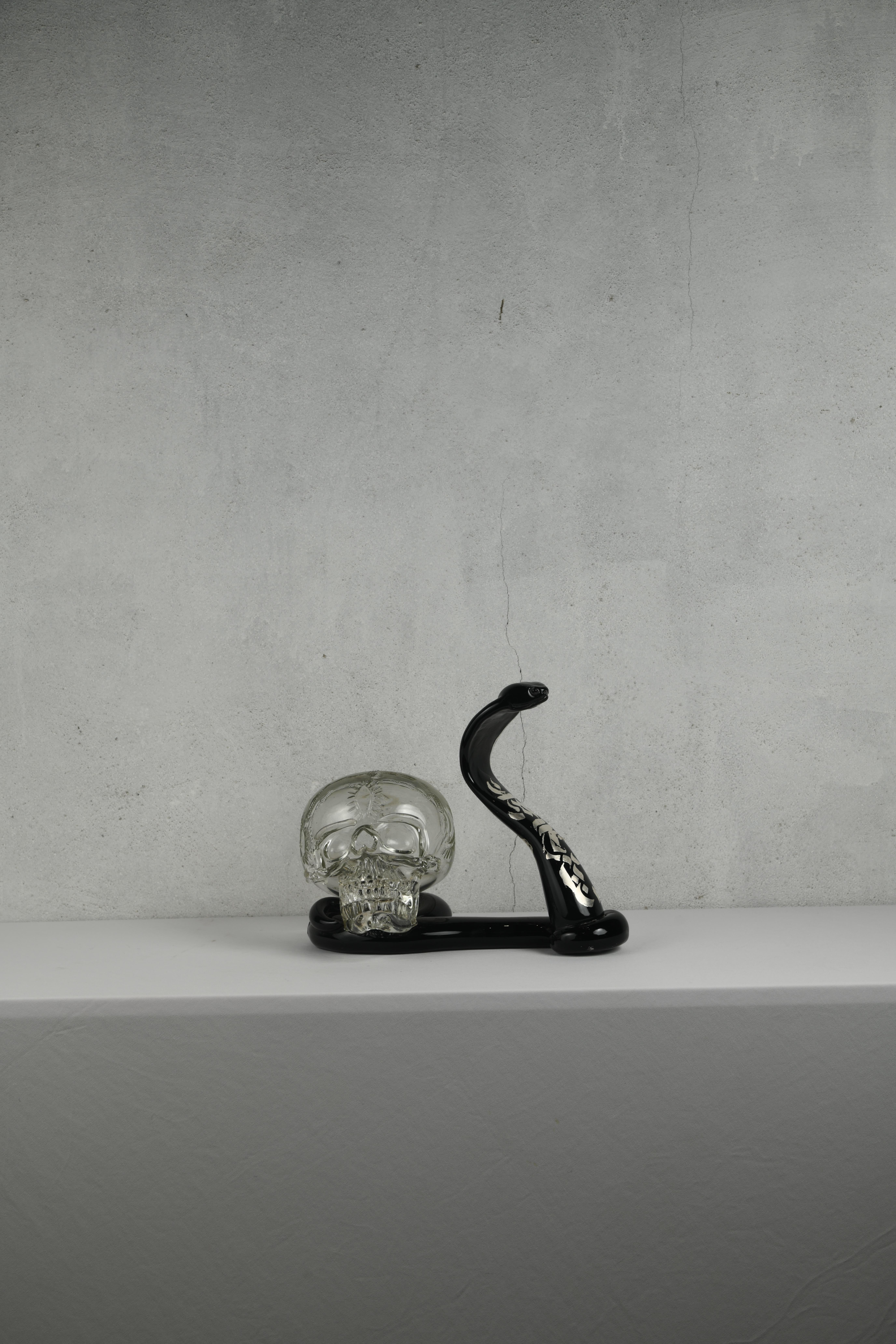 Postmoderne Crâne et serpent noir en verre clair soufflé à la main avec dorure Silver en vente