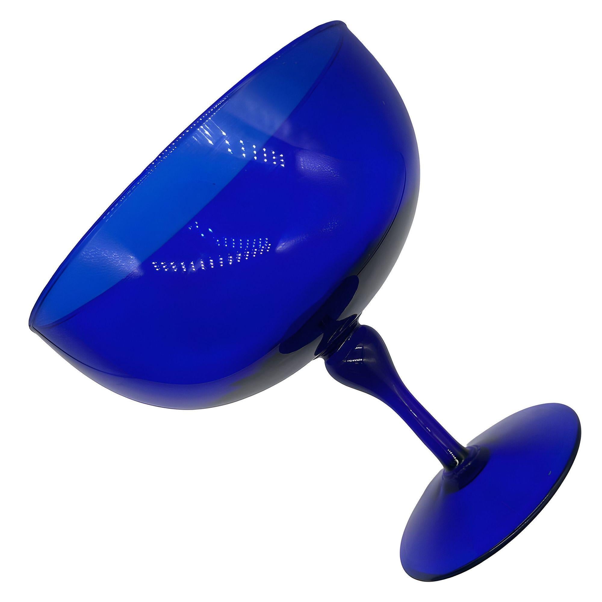 La ciotola o il centrotavola in vetro blu cobalto con gambo da 8 pollici del 1950 ha una tonalità blu intensa e vibrante, ottenuta aggiungendo ossido di cobalto alla miscela di vetro durante la produzione. Questo colore ricco e luminoso cattura e