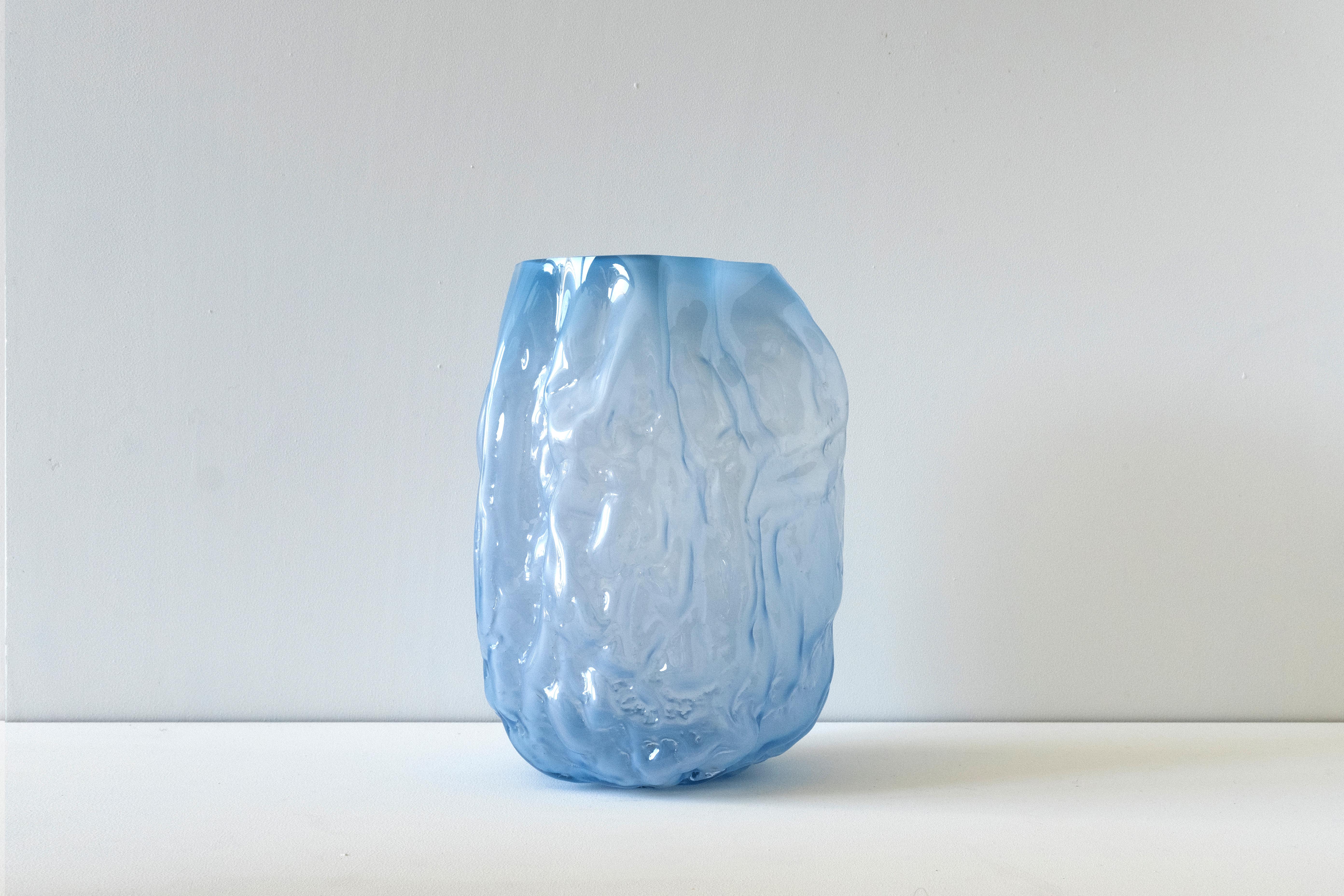 Handgeblasene zeitgenössische Vase aus blauem Glas von Erik Olovsson (Gegossen) im Angebot