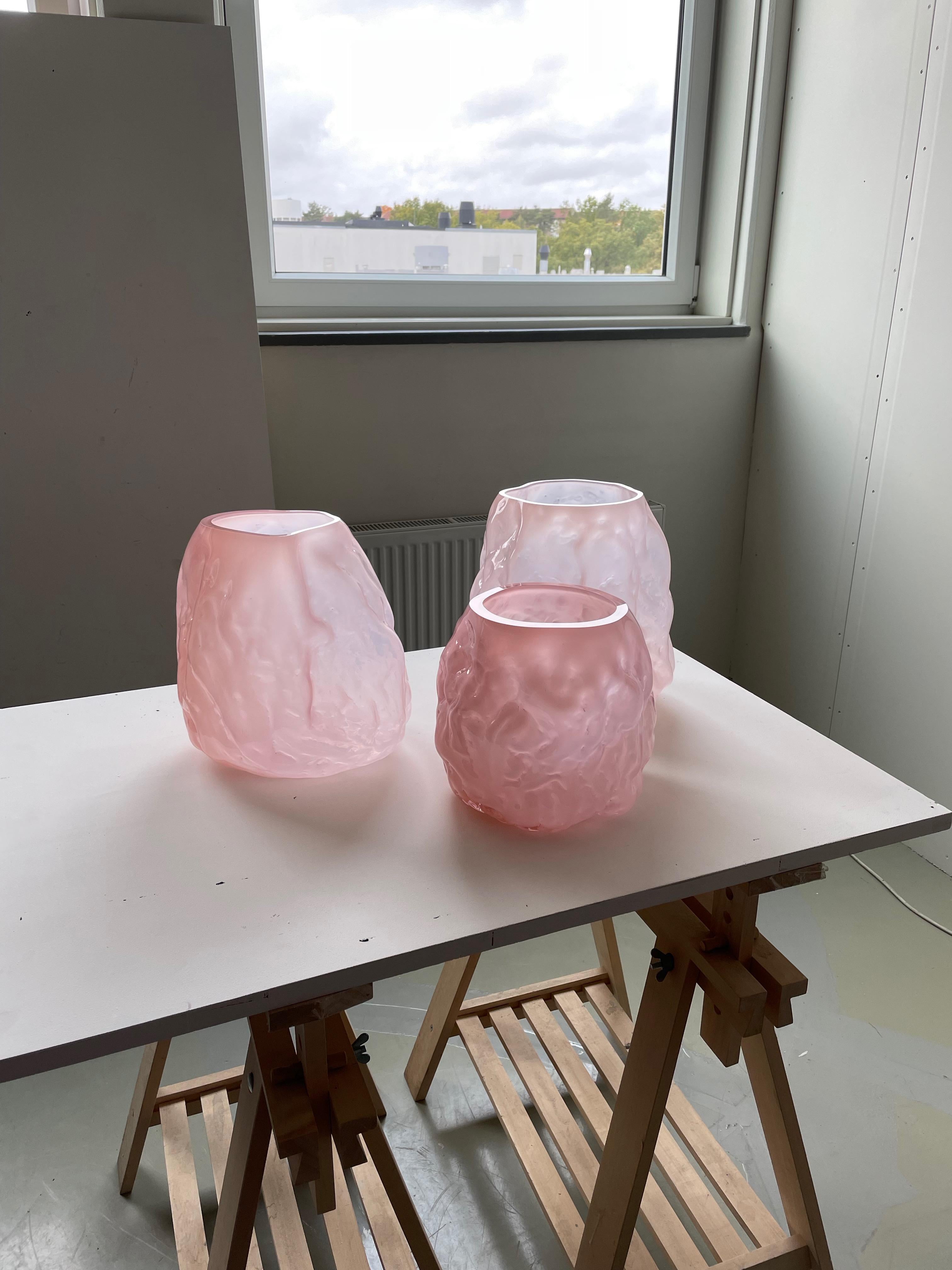 Handgeblasene zeitgenössische Vase aus rosa Glas von Erik Olovsson im Angebot 3
