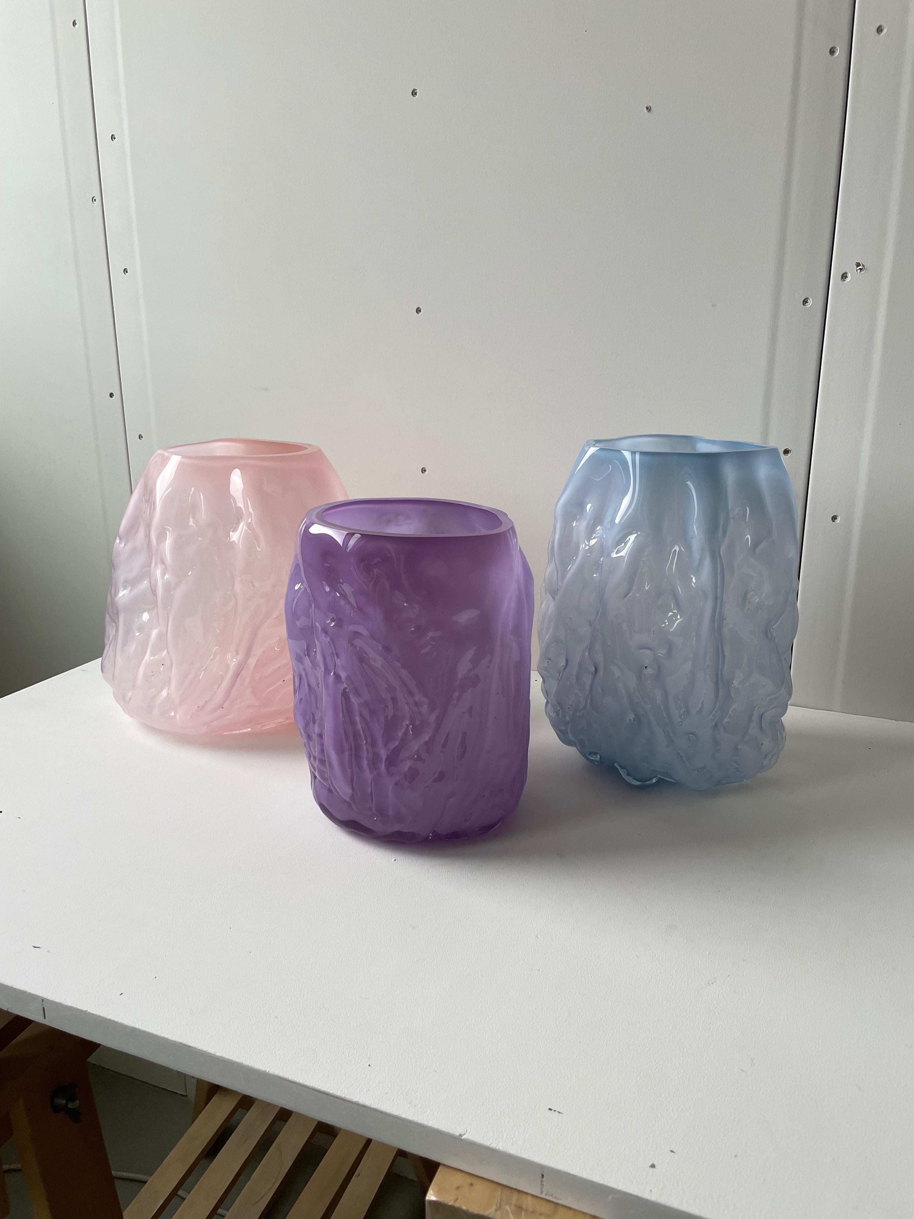 Handgeblasene zeitgenössische Vase aus rosa Glas von Erik Olovsson im Angebot 4