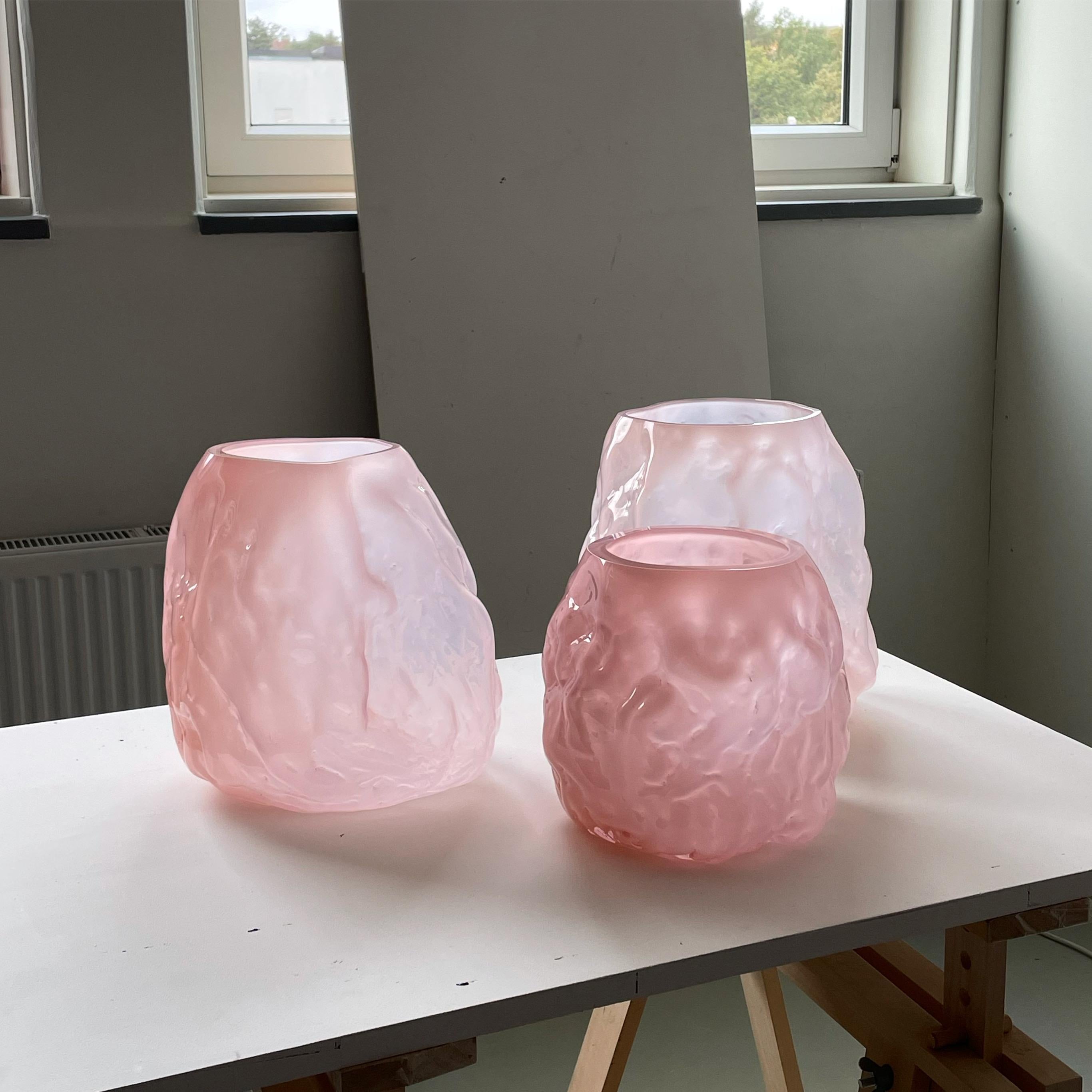 Handgeblasene zeitgenössische Vase aus rosa Glas von Erik Olovsson im Angebot 5