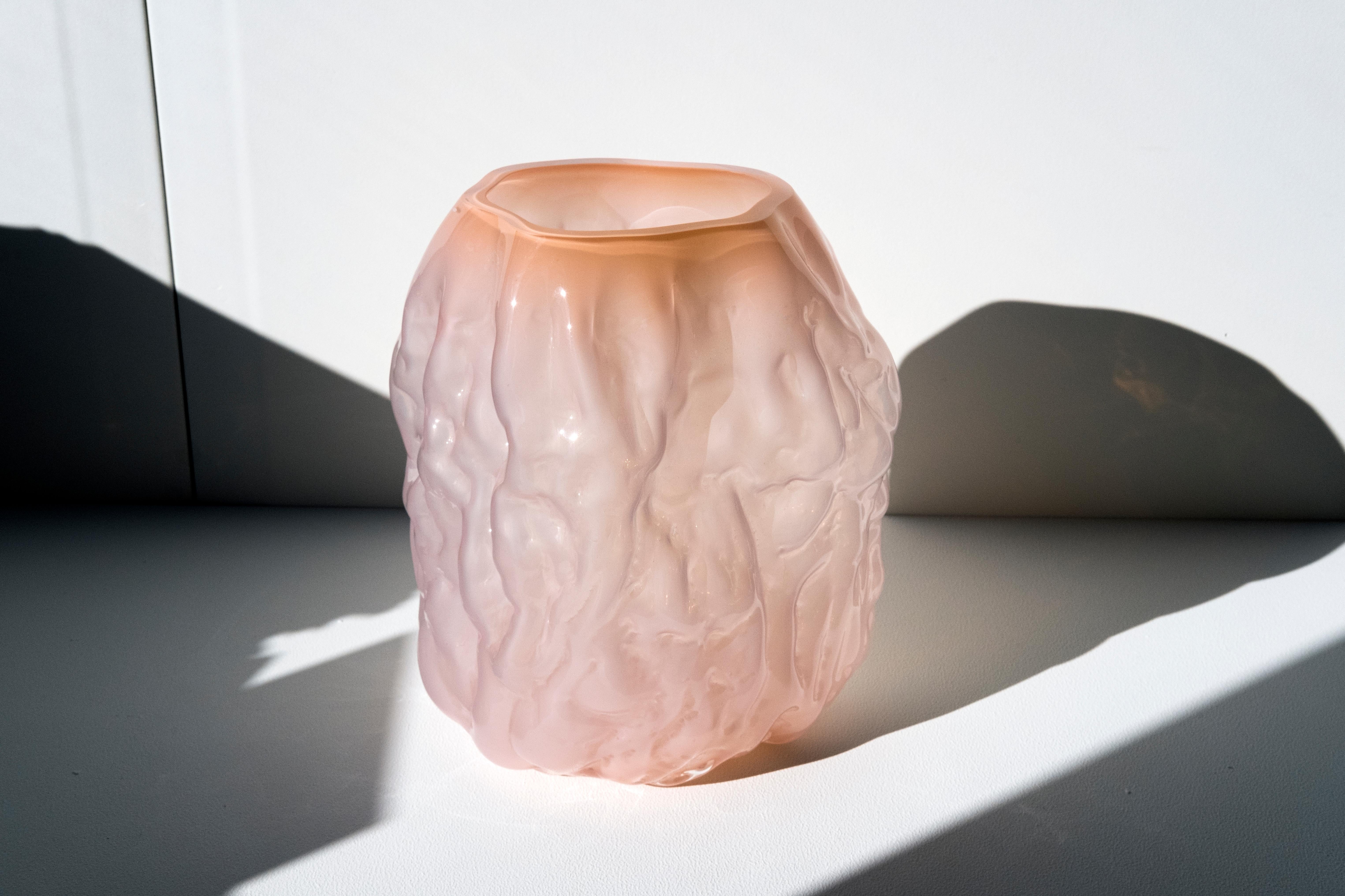 Vase aus mundgeblasenem Glas, hergestellt in Formen aus weichem Ton, die von Hand geformt werden, bevor das Glas in die Form geblasen wird. Dieses Verfahren macht jedes Stück einzigartig und verleiht ihm eine faltige Oberfläche. HINWEIS: Auf der