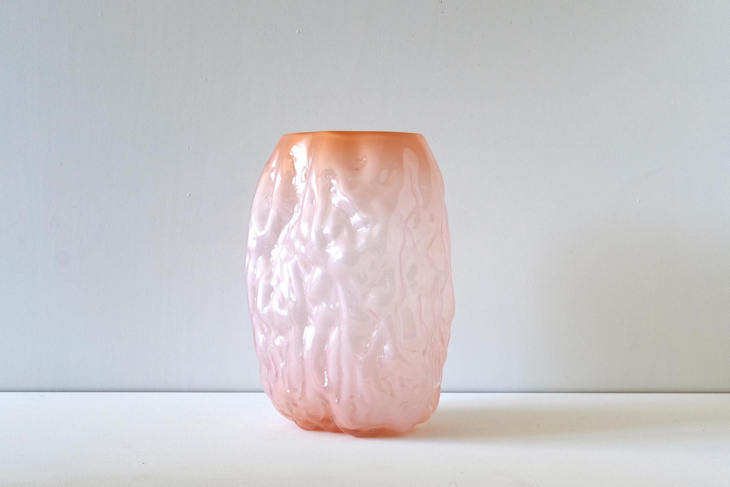 Handgeblasene zeitgenössische Vase aus rosa Glas von Erik Olovsson (Moderne) im Angebot