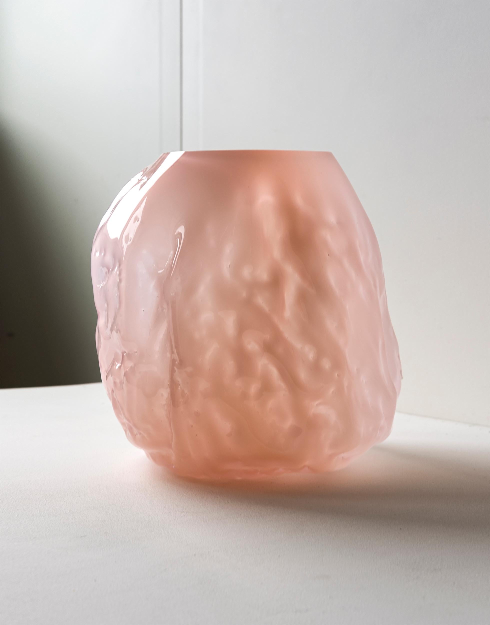 Handgeblasene zeitgenössische Vase aus rosa Glas von Erik Olovsson (Moderne) im Angebot