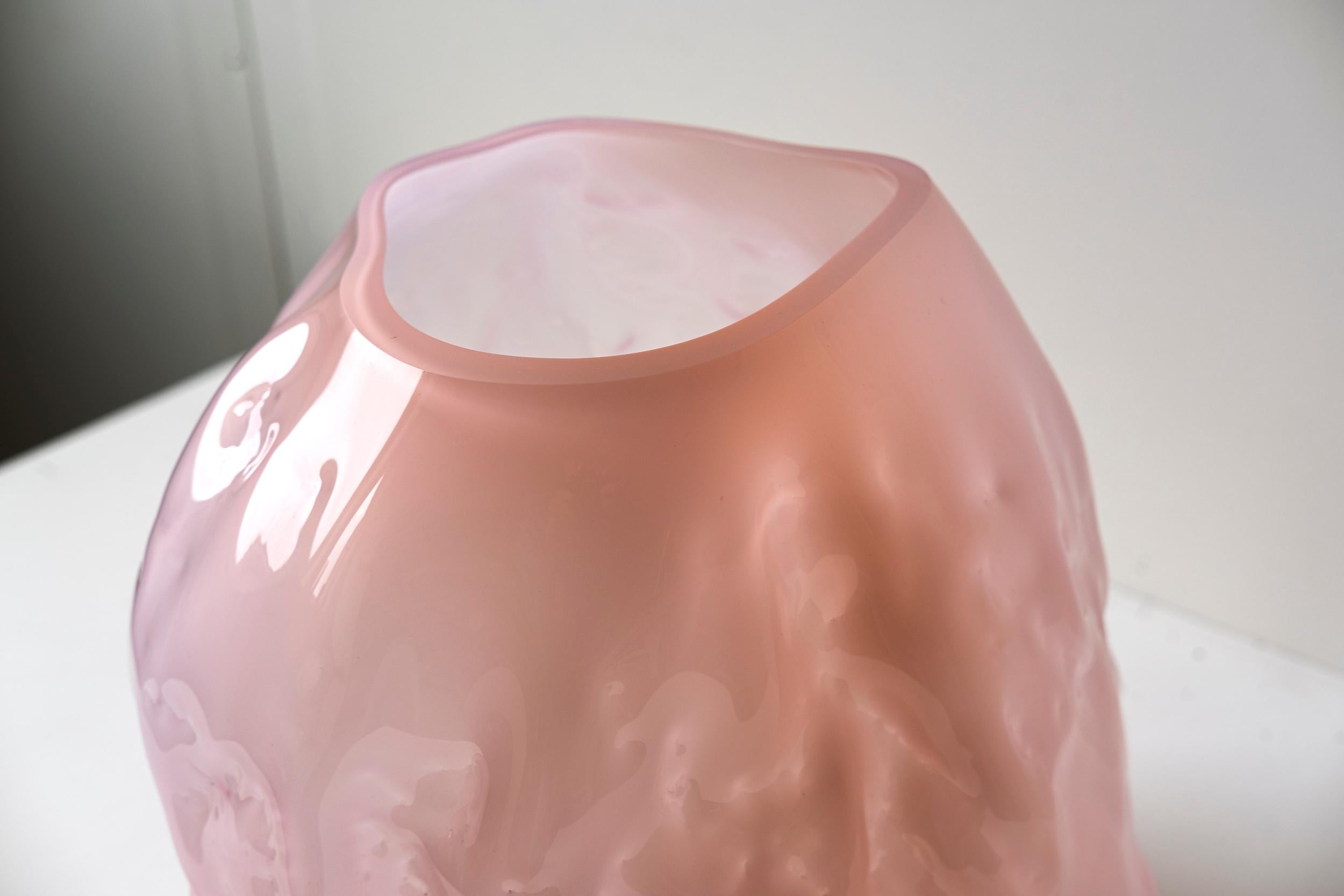 Handgeblasene zeitgenössische Vase aus rosa Glas von Erik Olovsson (Schwedisch) im Angebot