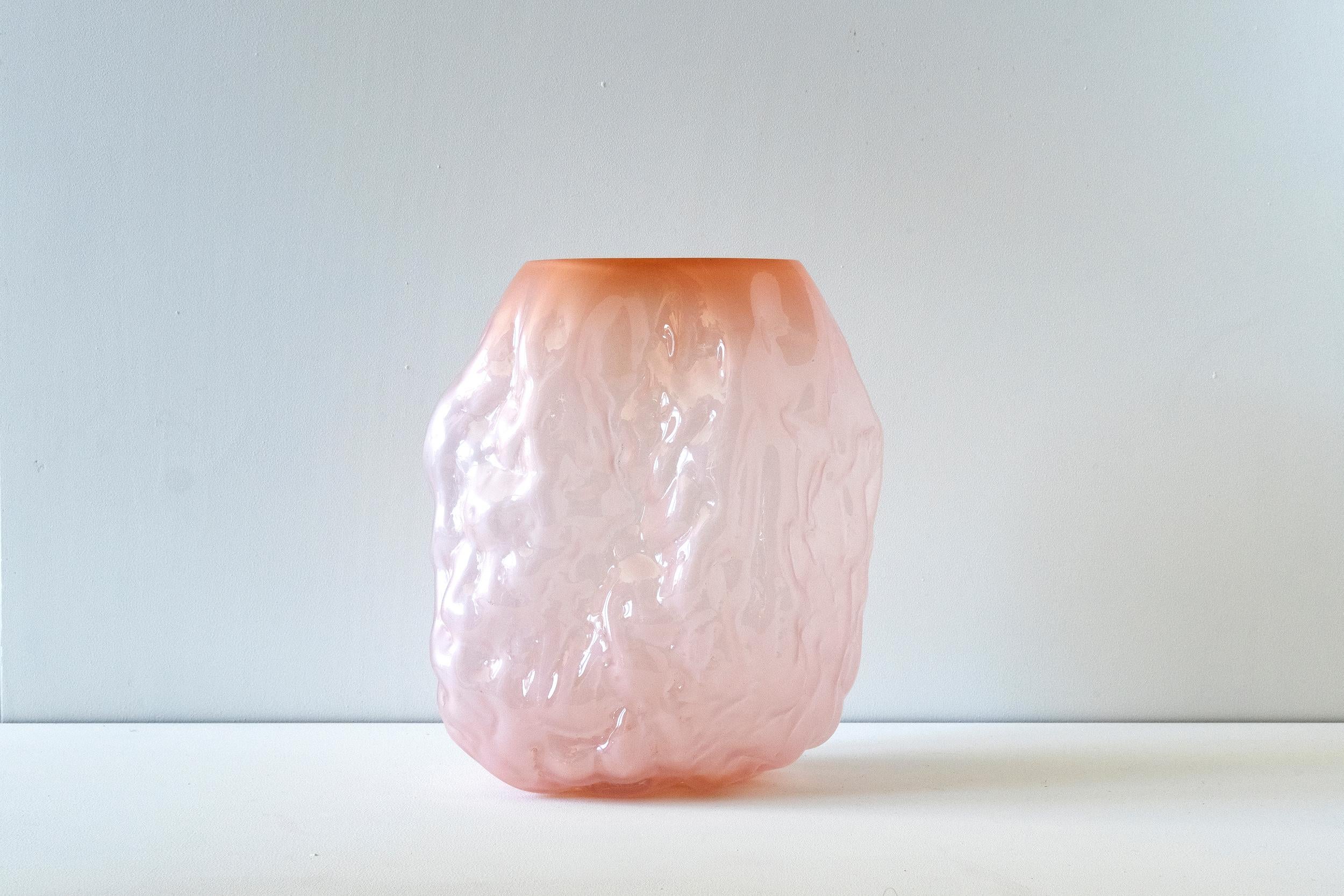 Handgeblasene zeitgenössische Vase aus rosa Glas von Erik Olovsson (Gegossen) im Angebot