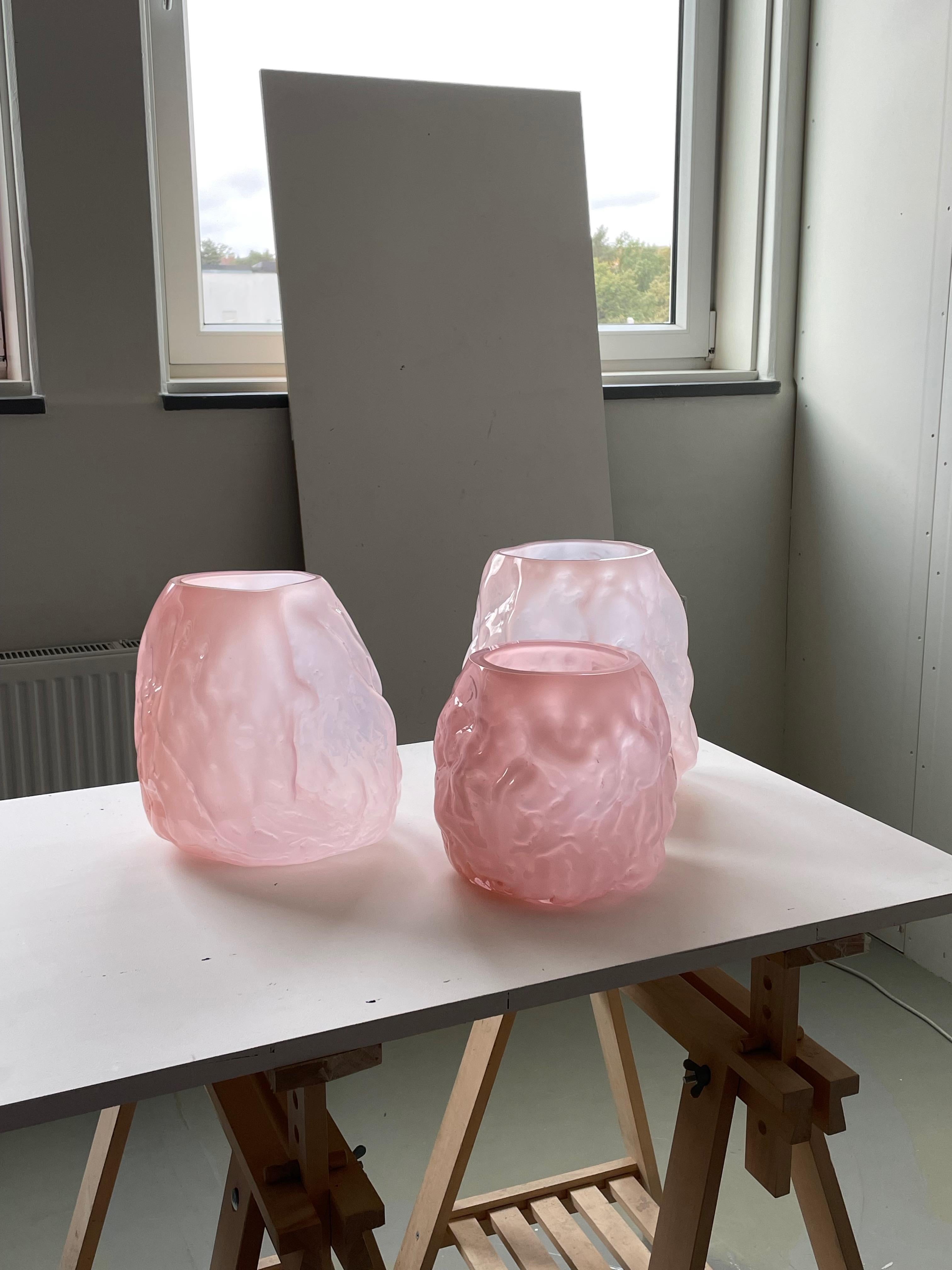 Handgeblasene zeitgenössische Vase aus rosa Glas von Erik Olovsson (21. Jahrhundert und zeitgenössisch) im Angebot
