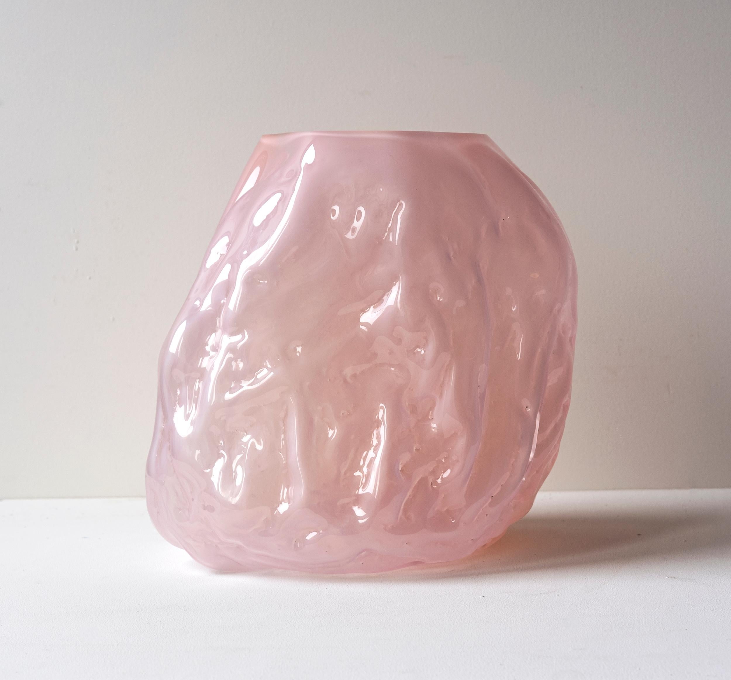 Handgeblasene zeitgenössische Vase aus rosa Glas von Erik Olovsson (21. Jahrhundert und zeitgenössisch) im Angebot