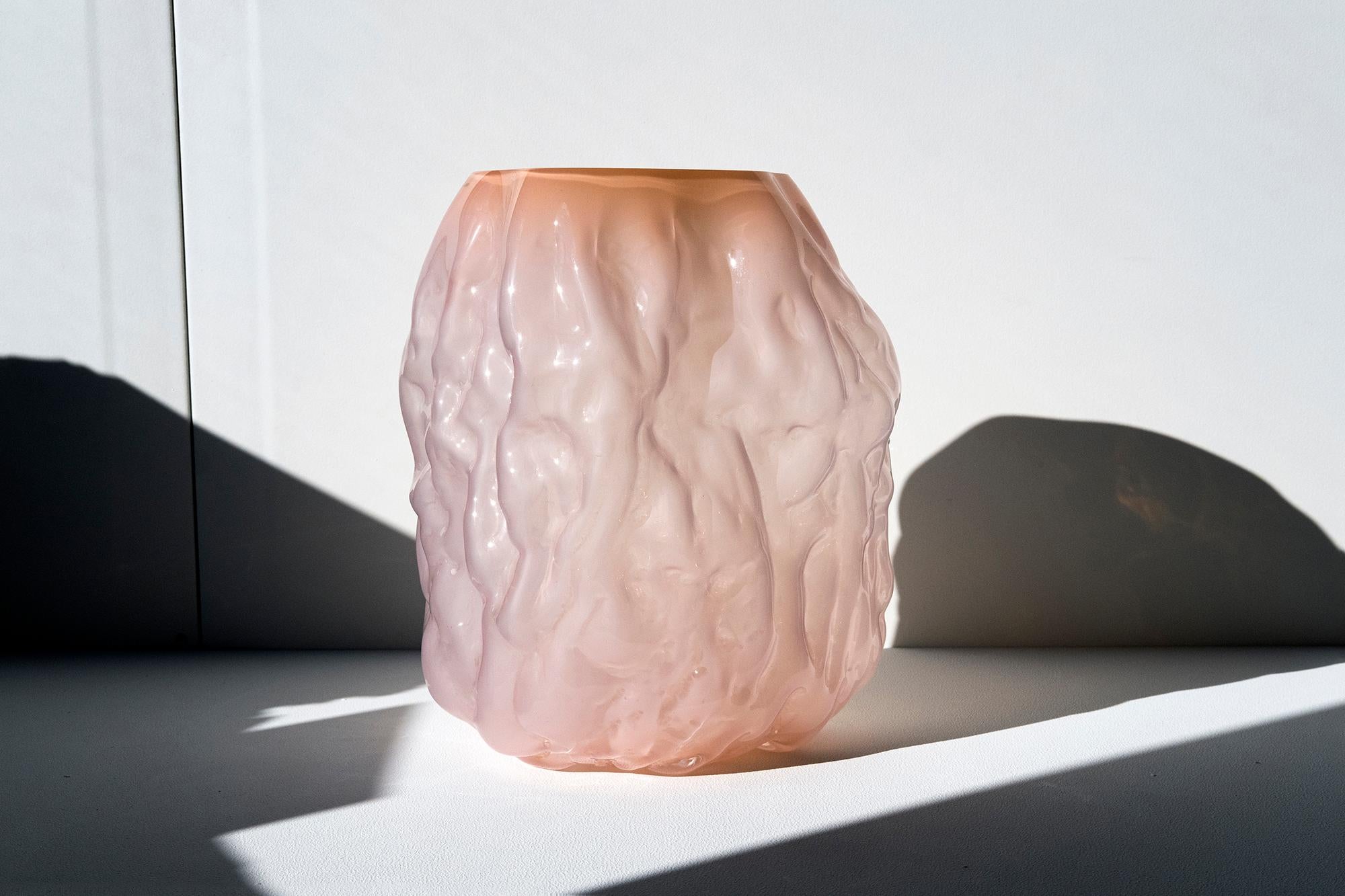 Handgeblasene zeitgenössische Vase aus rosa Glas von Erik Olovsson im Angebot 1