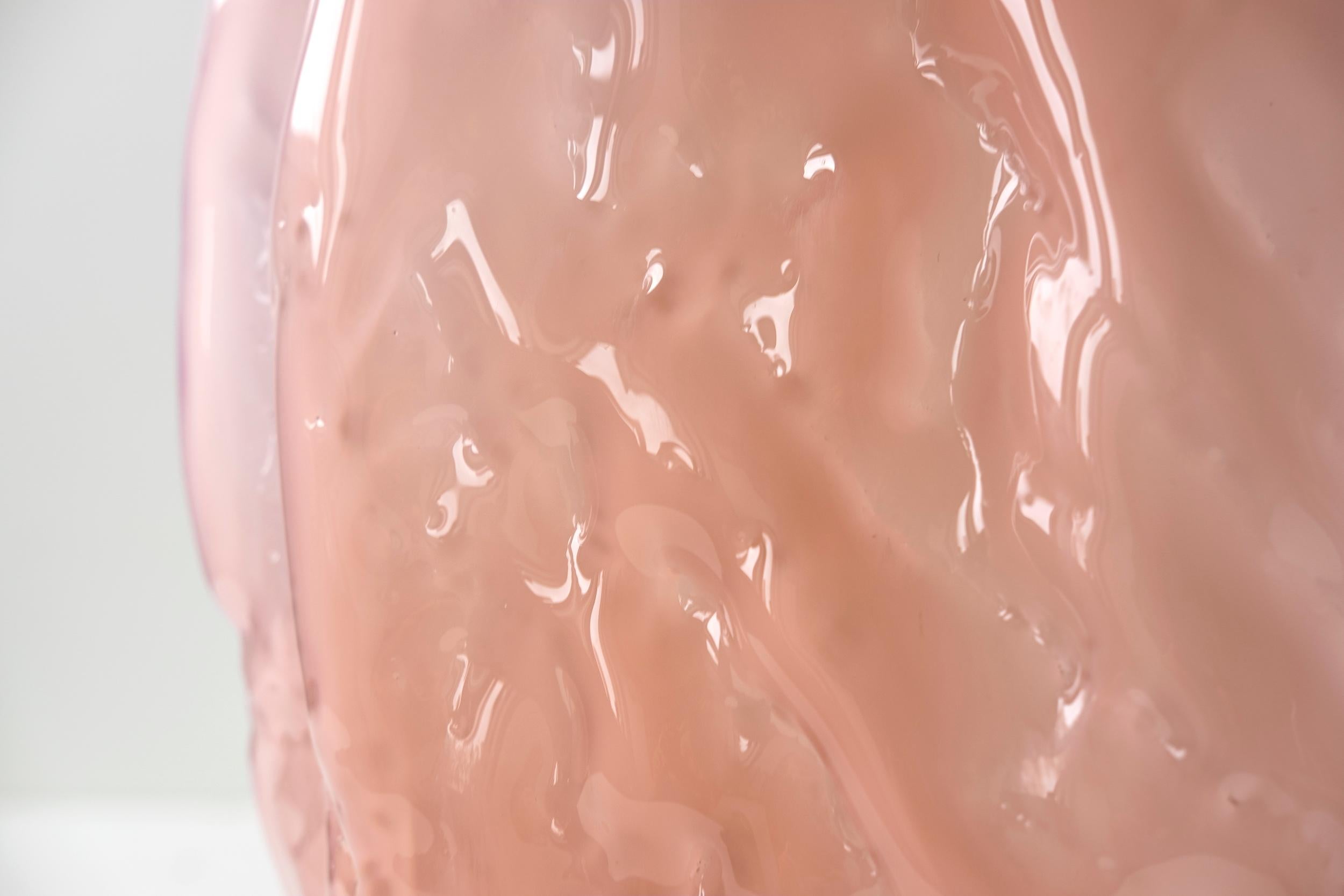 Handgeblasene zeitgenössische Vase aus rosa Glas von Erik Olovsson im Angebot 1