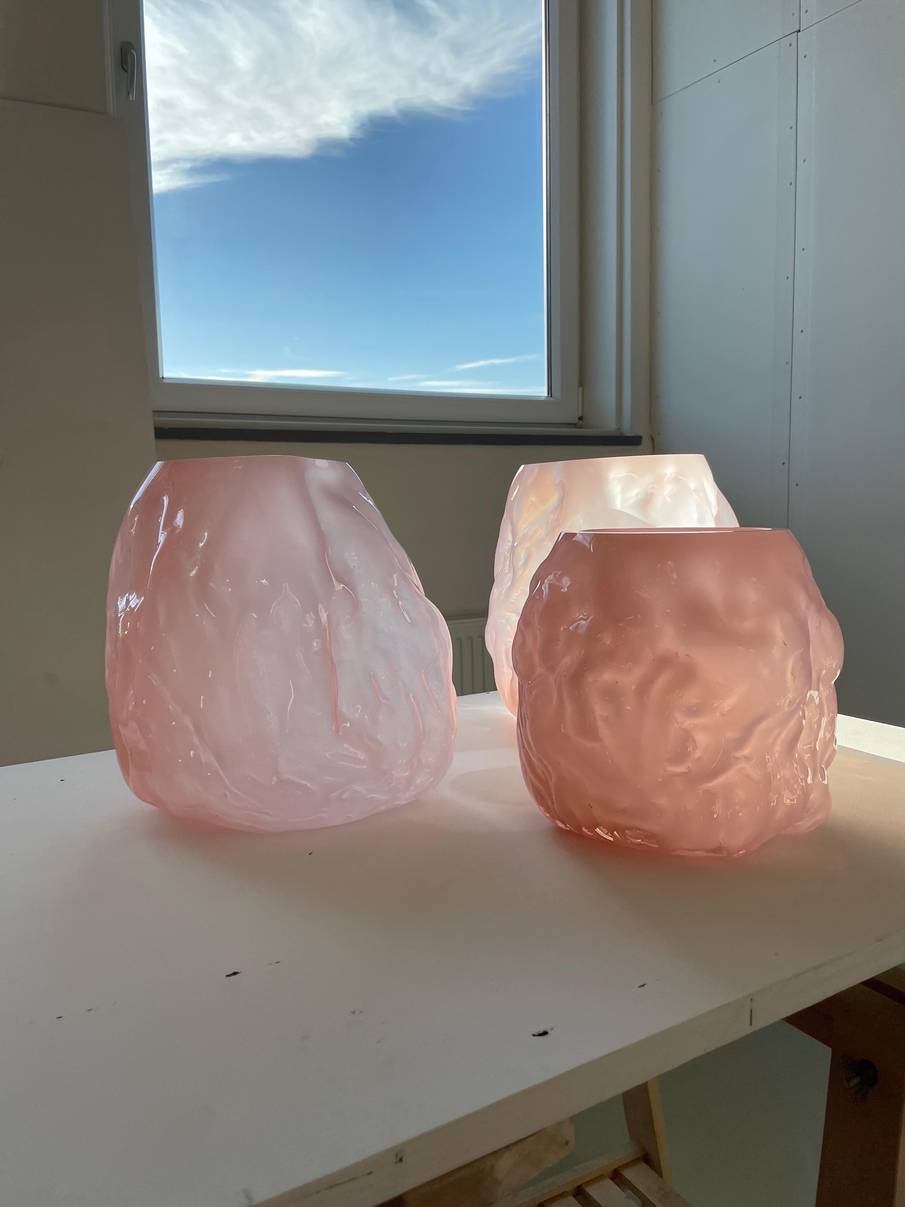 Handgeblasene zeitgenössische Vase aus rosa Glas von Erik Olovsson im Angebot 2