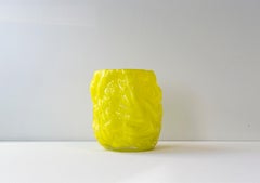 Vaso in vetro soffiato a mano contemporaneo giallo neon rugoso di Erik Olovsson