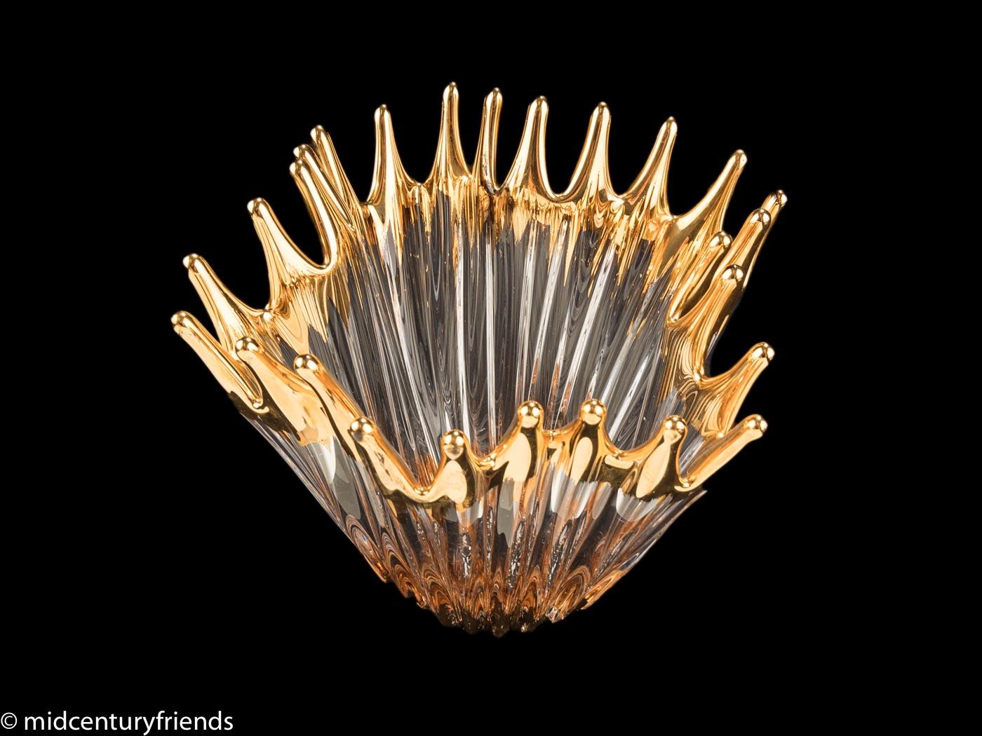Hand-blown crystal glass bowl with great details in a flowing free form. The stylish bowl in ridge and swirl design is partly gold-plated and partly clear. Handmade, each piece is unique. Manufacturer: CoFrac Art Verrier France, unmarked.

Good