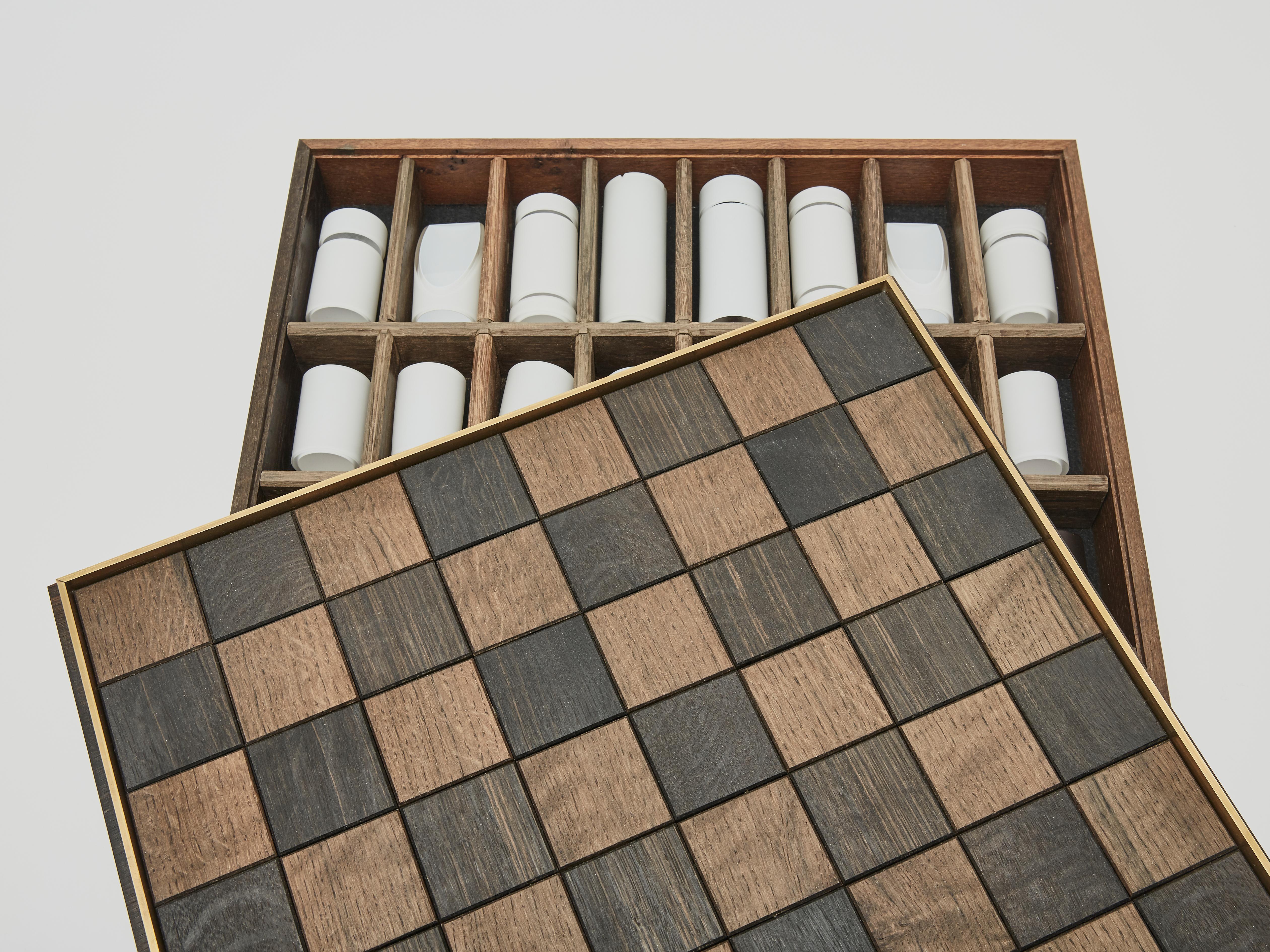 Ensemble d'échecs en cristal soufflé à la main, boîte d'exposition en chêne massif vieille de 3000 à 5000 ans en vente 11