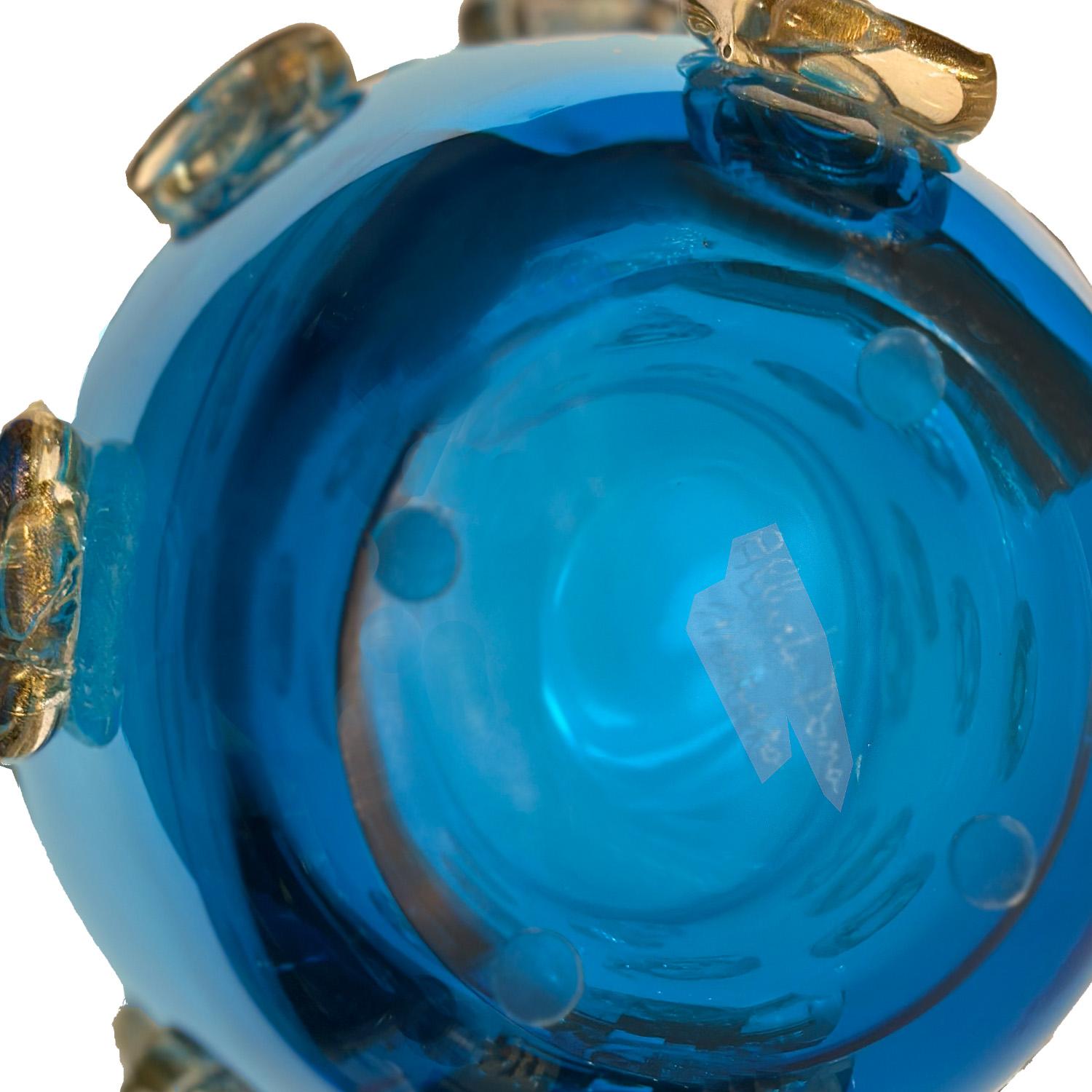 Vase aus mundgeblasenem tiefblauem Murano-Glas mit blattvergoldetem erhabenem Dot-Design (21. Jahrhundert und zeitgenössisch) im Angebot