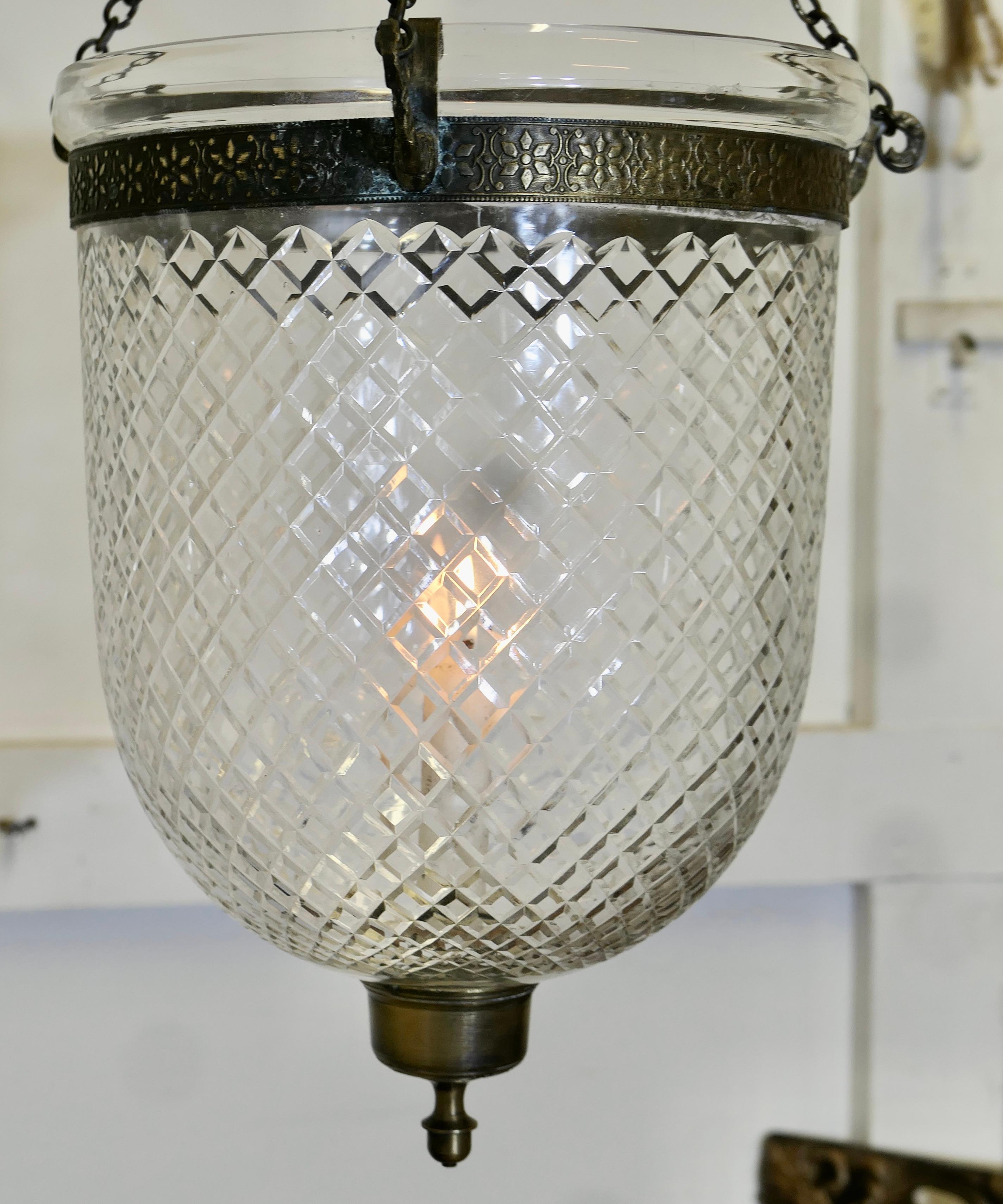 Lanterna a campana in cristallo soffiato a mano con taglio a diamante


Una bellissima lampada a sospensione alimentata a candela Bel Jar con baldacchino e fissaggi per il soffitto
Questo bellissimo pezzo fatto a mano presenta accessori in ottone