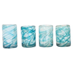 Juego de 4 vasos soplados artesanalmente con forma de remolino azul