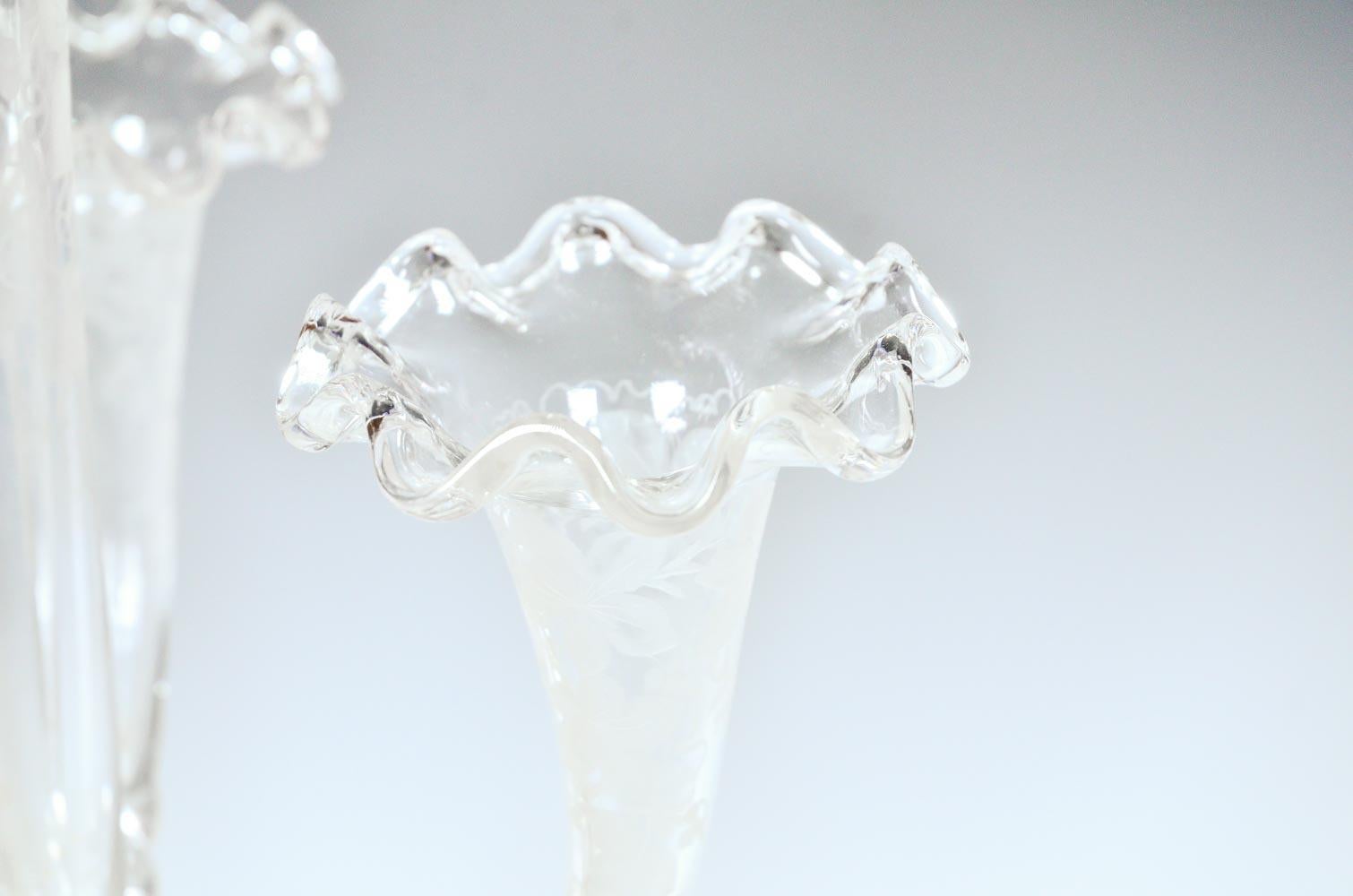 Inglese Epergne di cristallo inglese soffiato a mano a 4 trombe con decorazione incisa a rotella in vendita