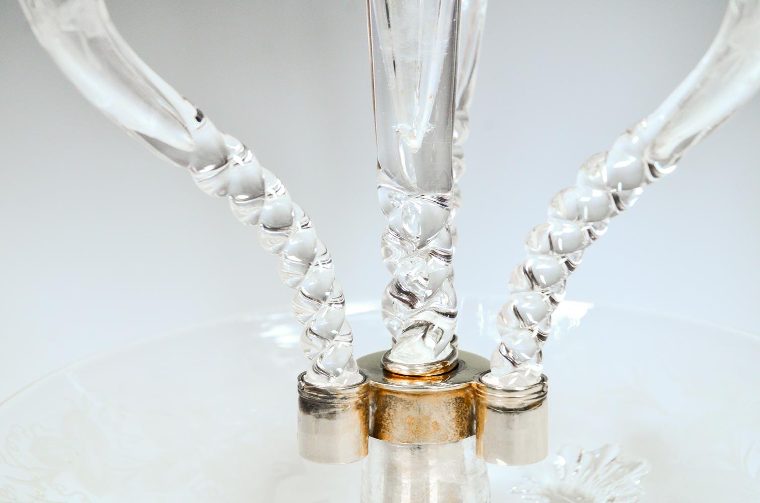 Épergne à 4 trompettes en cristal anglais soufflé à la main avec décoration gravée à la roue Bon état - En vente à Great Barrington, MA