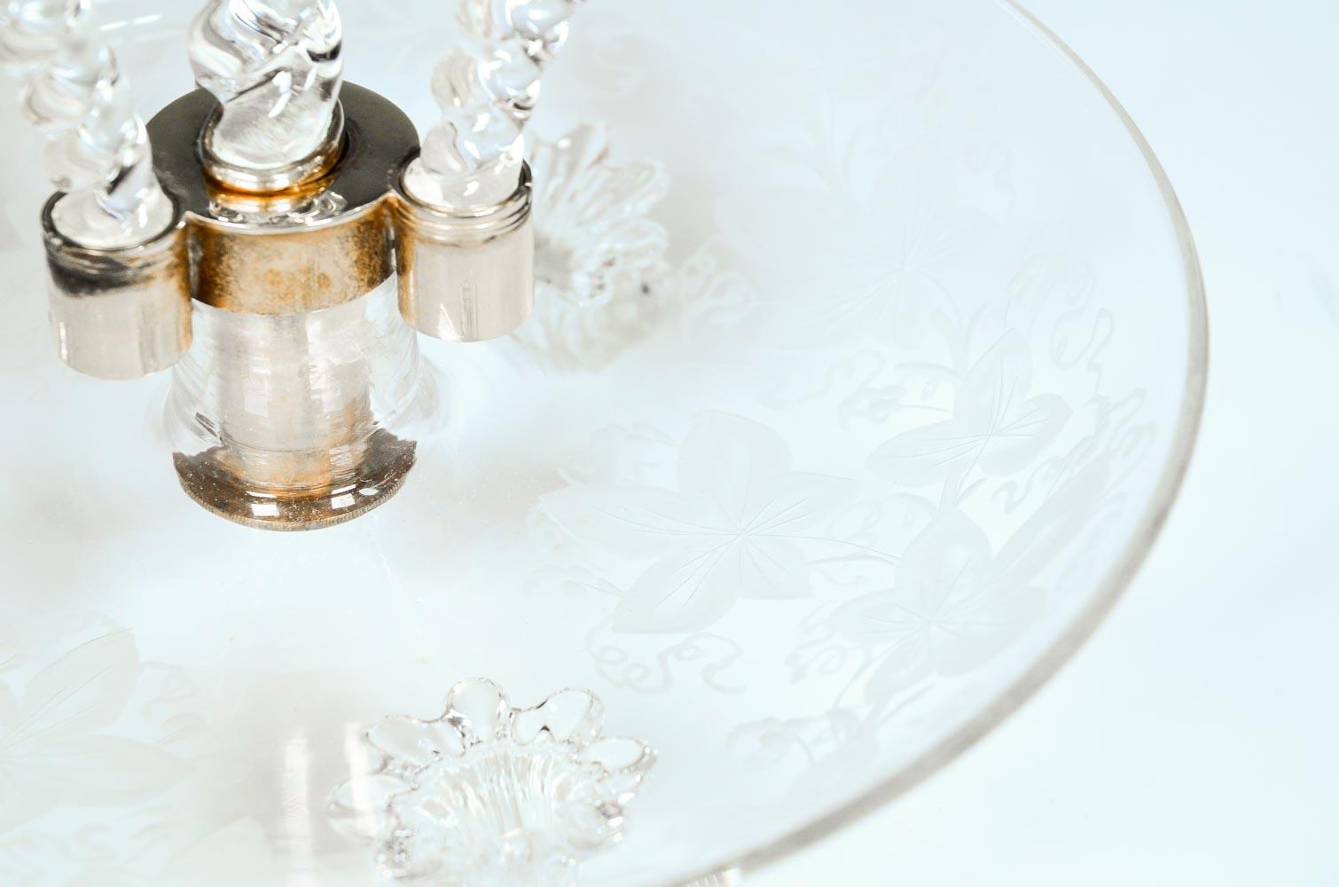 Début du 20ème siècle Épergne à 4 trompettes en cristal anglais soufflé à la main avec décoration gravée à la roue en vente