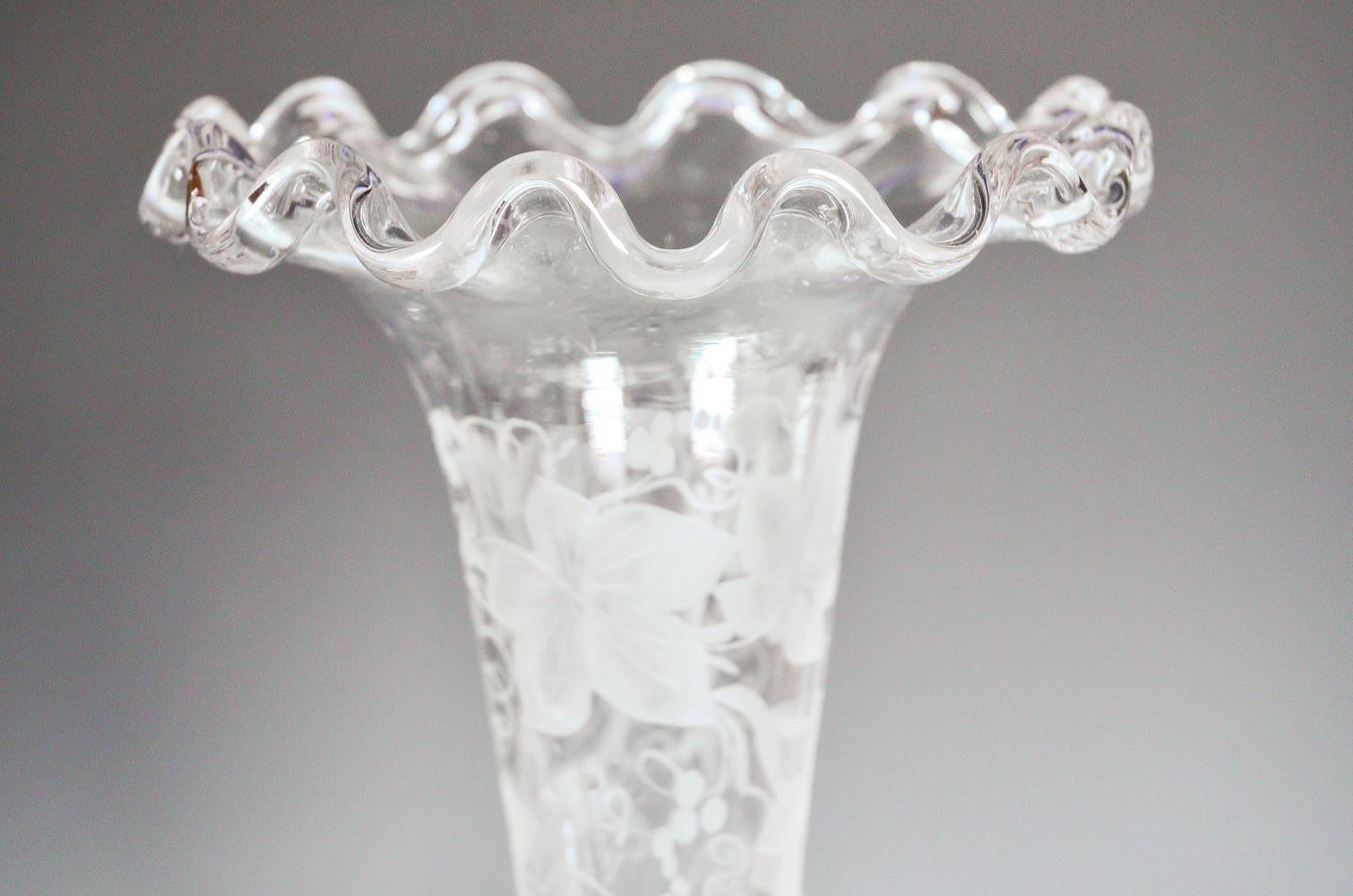 Vetro soffiato Epergne di cristallo inglese soffiato a mano a 4 trombe con decorazione incisa a rotella in vendita