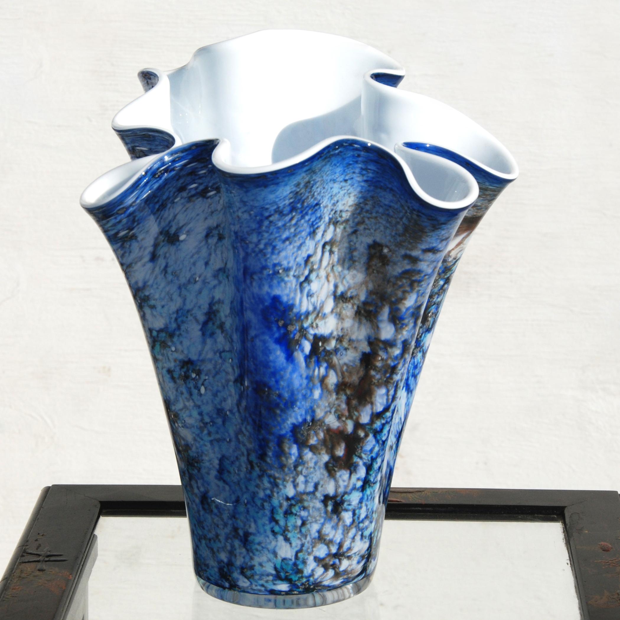 Handgeblasene blaue Vase im Fazzoletto-Murano-Stil mit Klappdeckel (Moderne) im Angebot