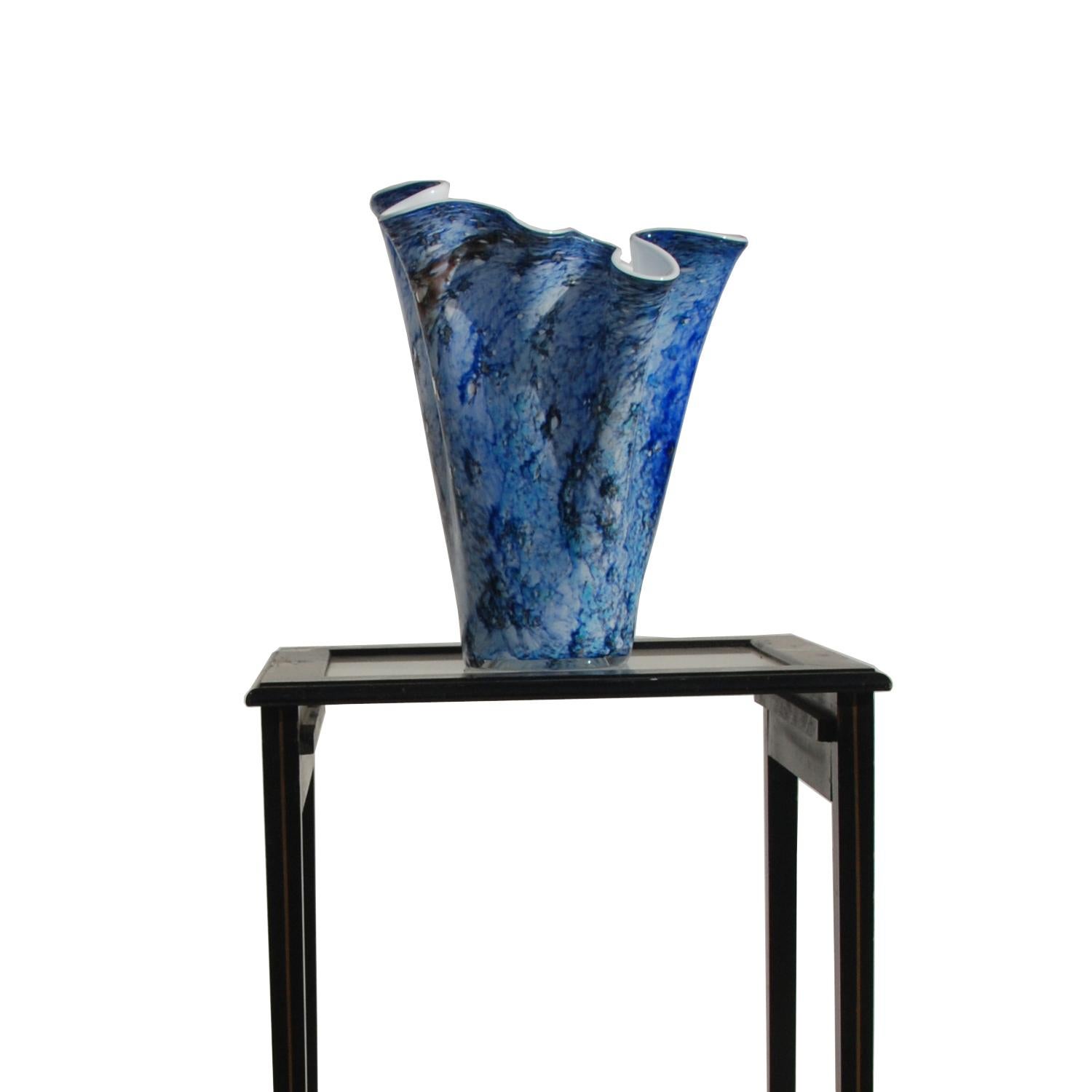 Handgeblasene blaue Vase im Fazzoletto-Murano-Stil mit Klappdeckel (Italienisch) im Angebot