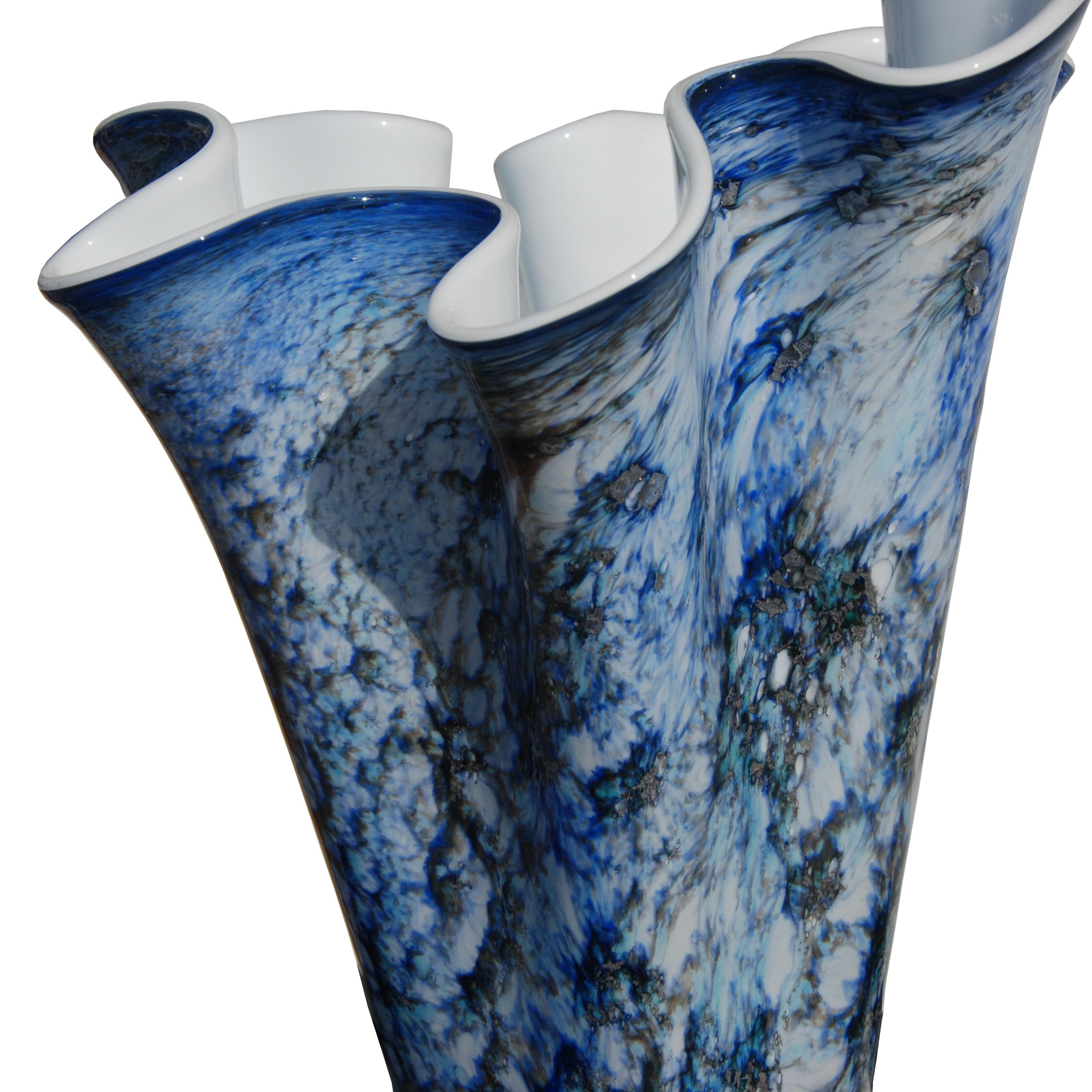 Handgeblasene blaue Vase im Fazzoletto-Murano-Stil mit Klappdeckel im Zustand „Gut“ im Angebot in Pasadena, TX