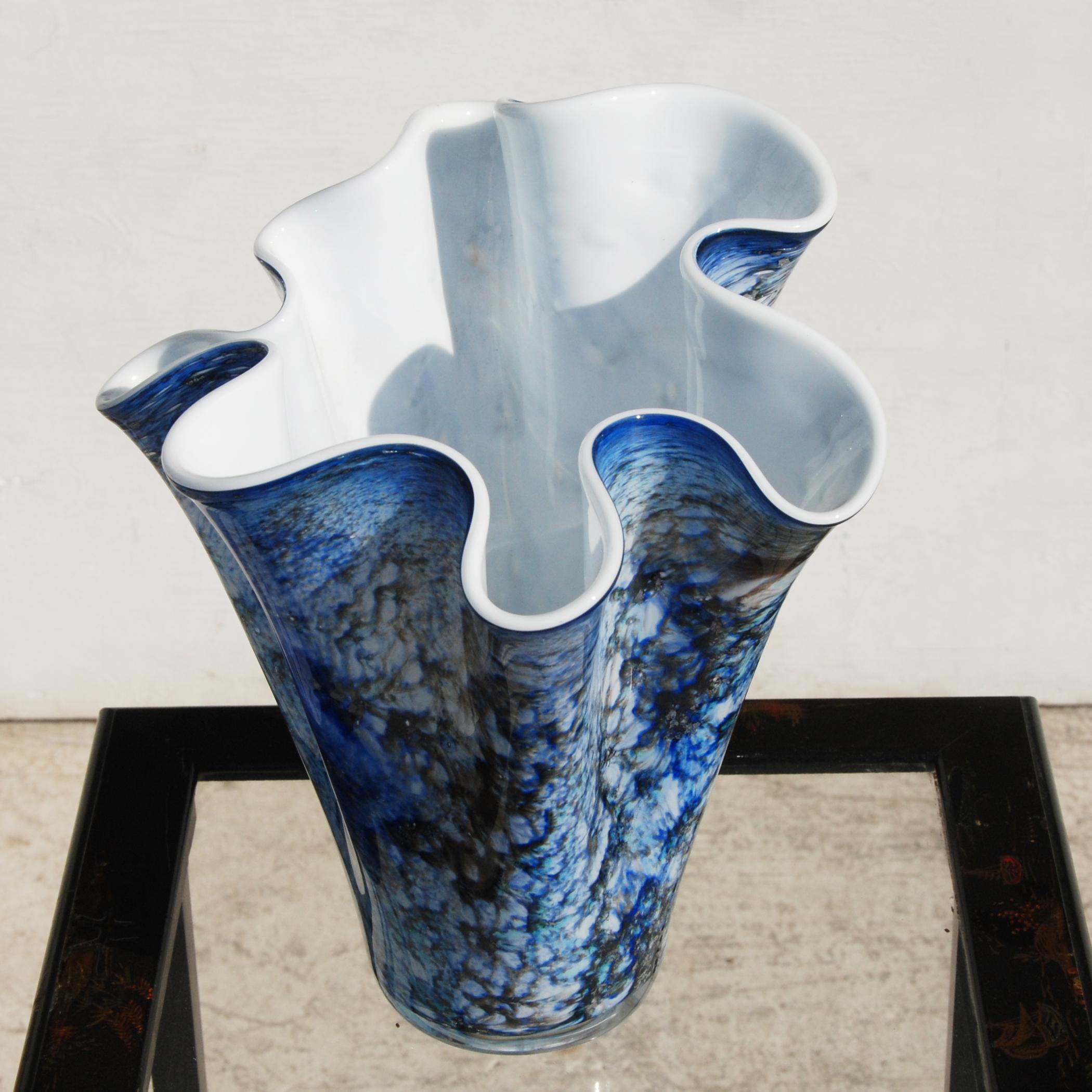 Handgeblasene blaue Vase im Fazzoletto-Murano-Stil mit Klappdeckel (21. Jahrhundert und zeitgenössisch) im Angebot