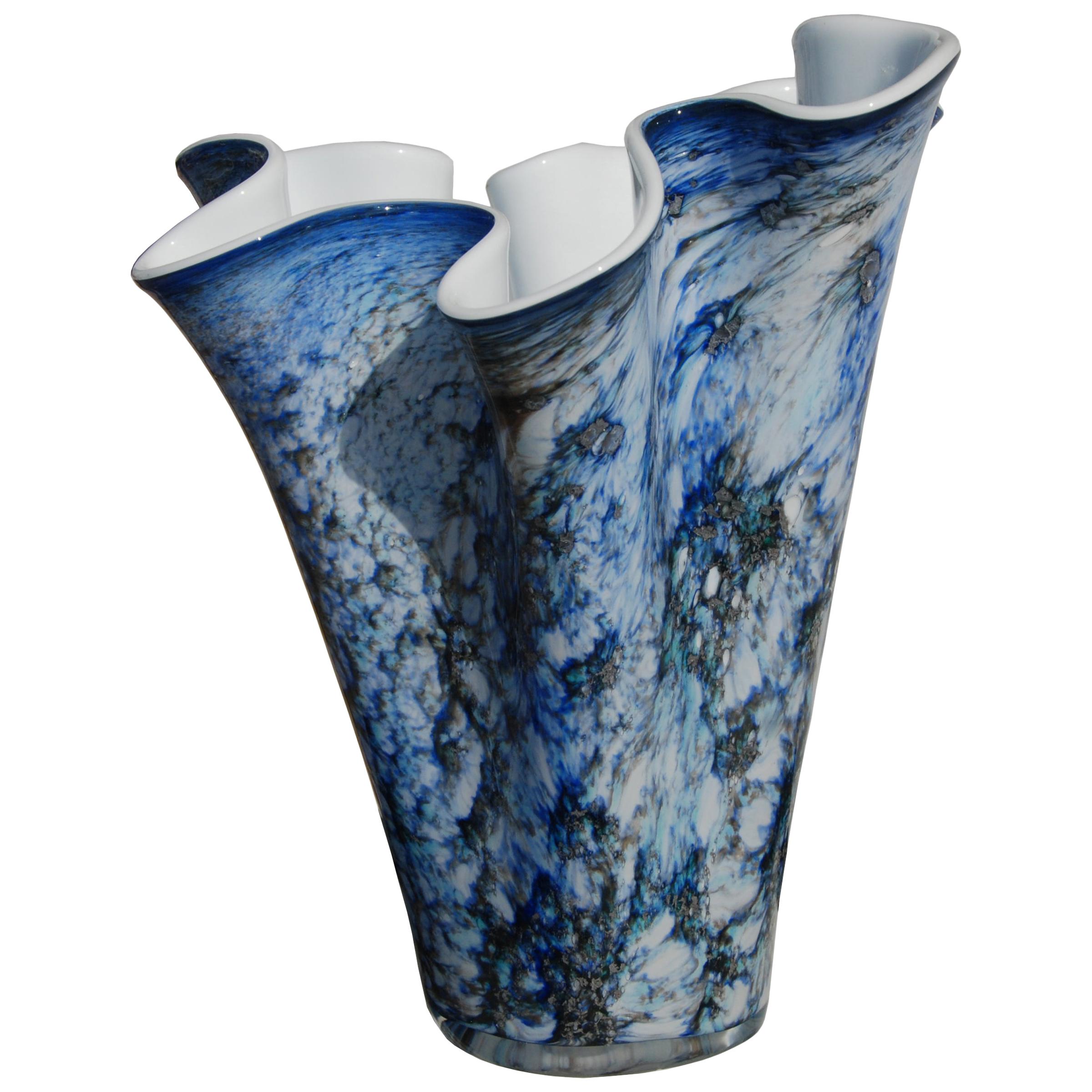 Handgeblasene blaue Vase im Fazzoletto-Murano-Stil mit Klappdeckel im Angebot