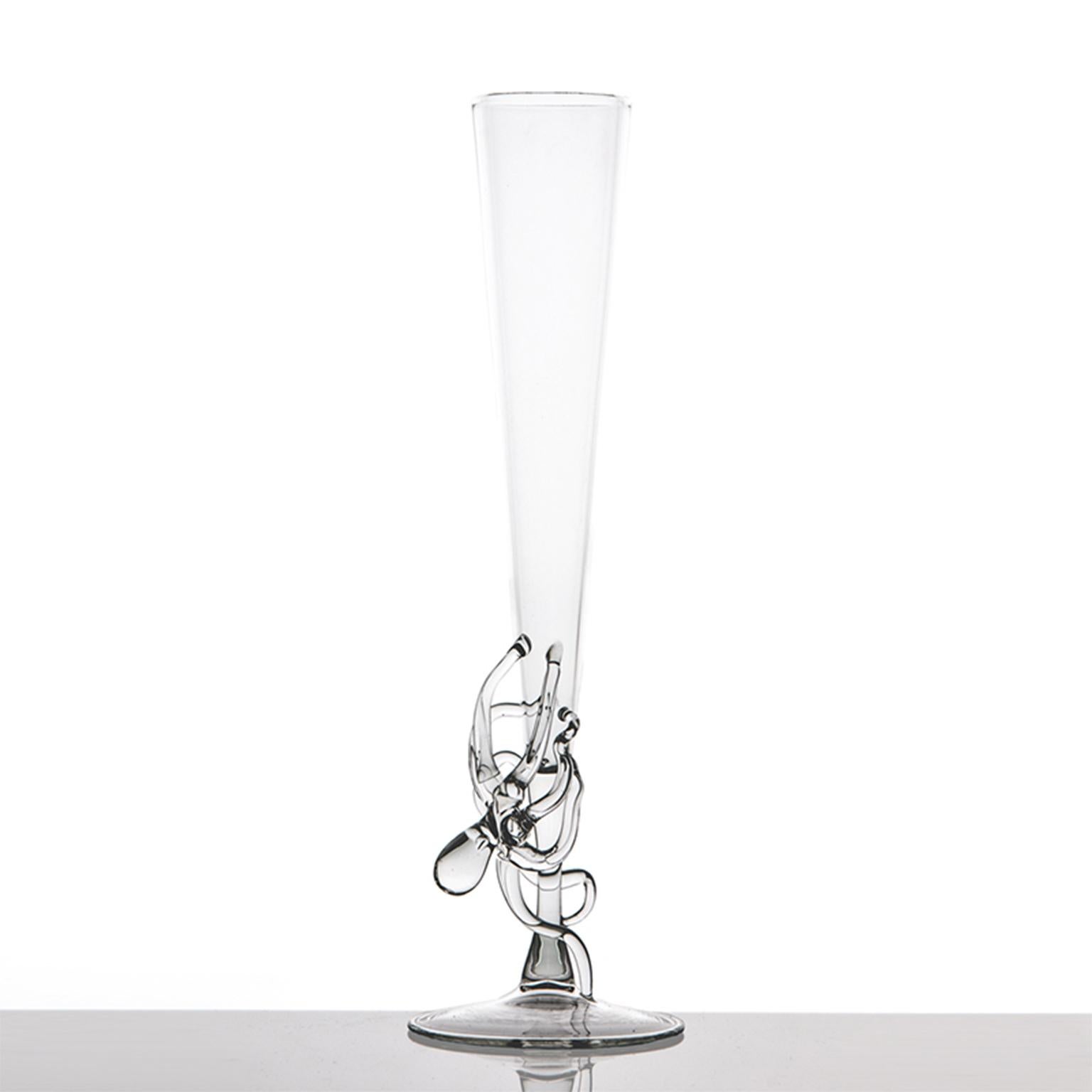 'Polpo Flute'
A Hand Blown Flute Glass by Simone Crestani
Polpo Flute is one of the pieces from the Polpo Collection.

The enveloping elegance of the Polpo Collection may make you believe that the animal is really wrapping the decanter or climbing
