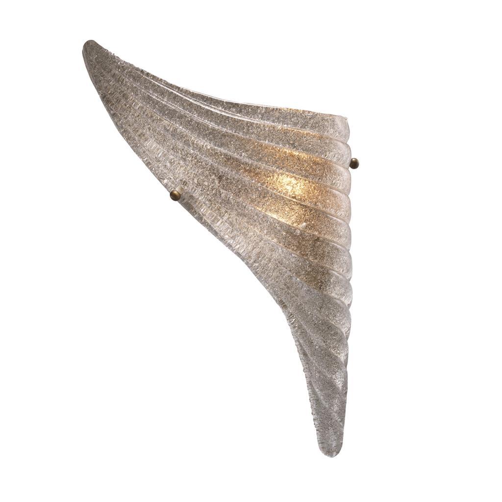 Wandleuchter aus mundgeblasenem Glas und antikem Messing mit Flügeln in Form eines Flügels (Hollywood Regency)