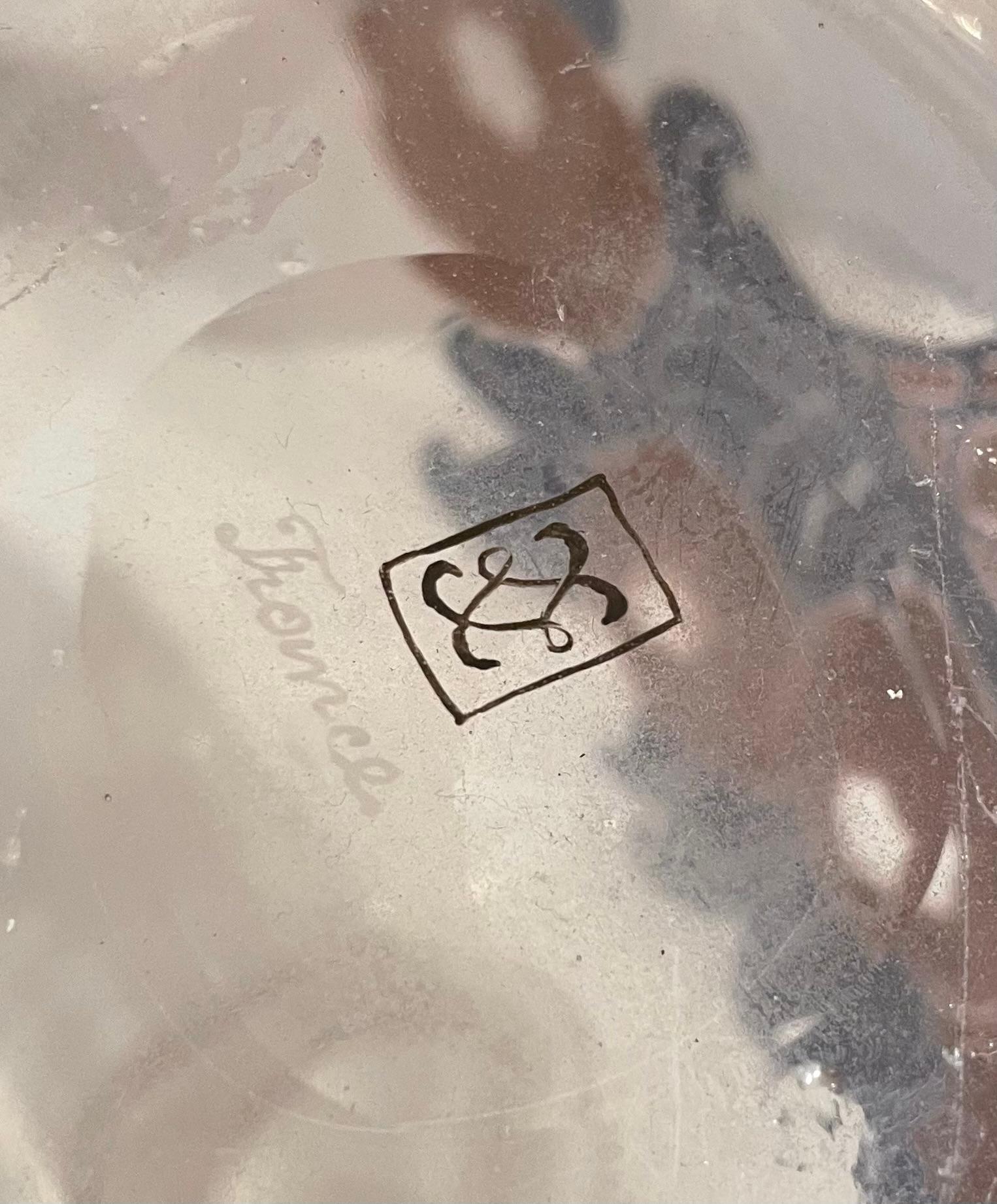 Ein klares, mundgeblasenes Gefäß mit einem Korb voller Blumen. Mit dem Zeichen des Künstlers unter dem Sockel.