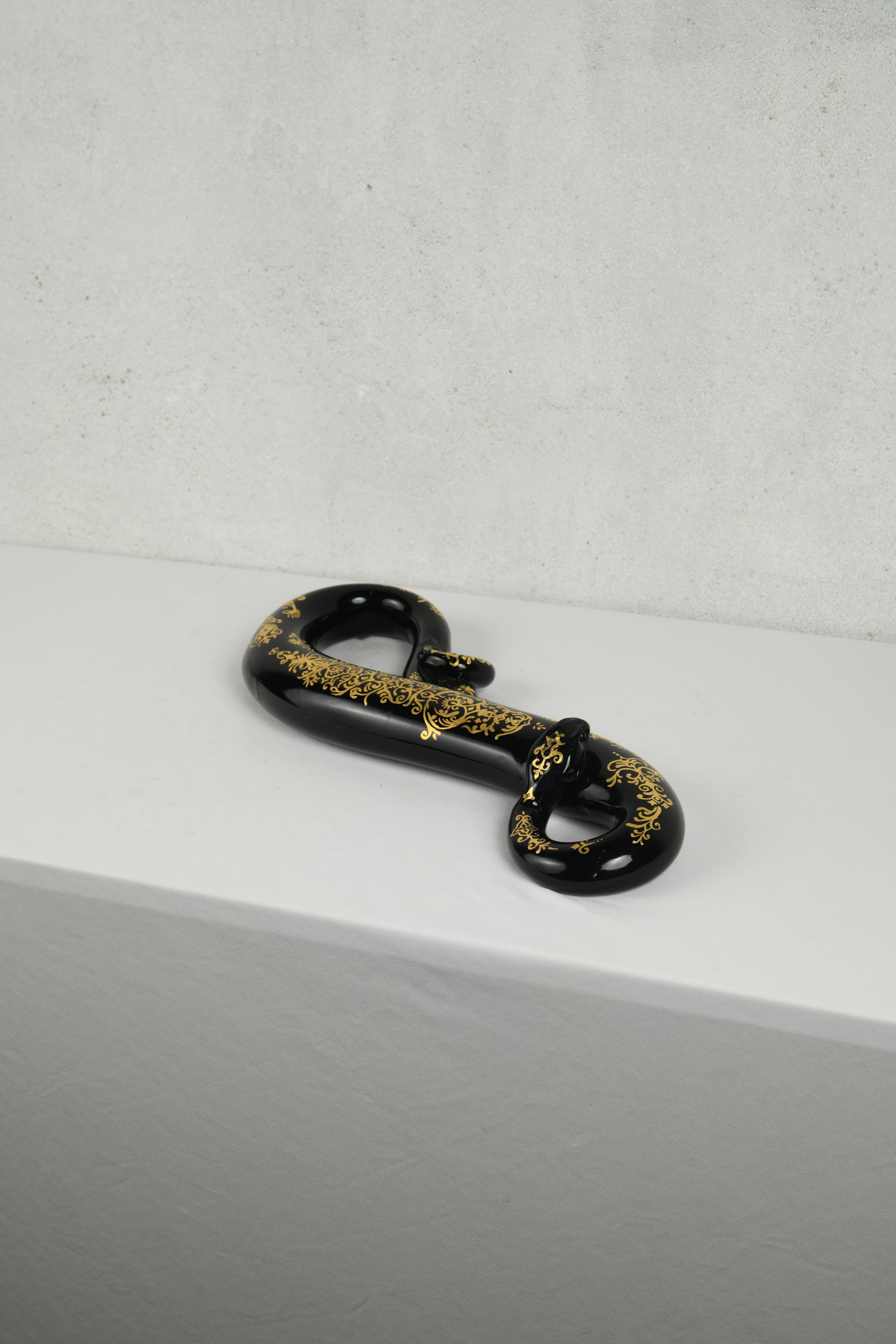 Serpent enroulé, 2024
Grant Garmezy pour Rural Modern Glass Studio utilisant la technique de la sculpture sur verre à chaud et de la dorure à l'or 24K par Prachi Kawadia

Premier studio de verre d'art et unique en son genre, Rural Modern Glass