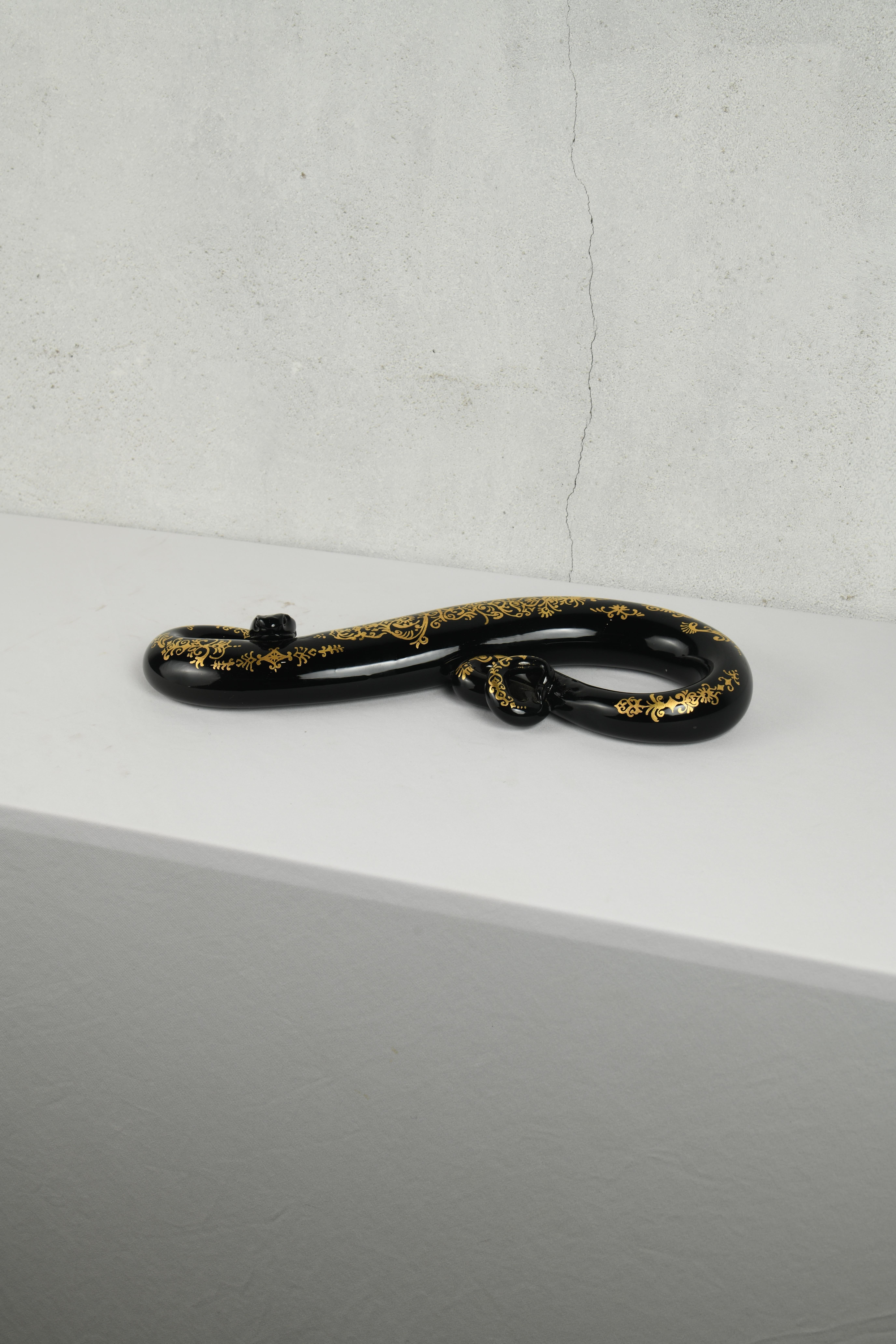 Postmoderne Serpent noir enroulé en verre soufflé à la bouche avec dorure à l'or 24K en vente