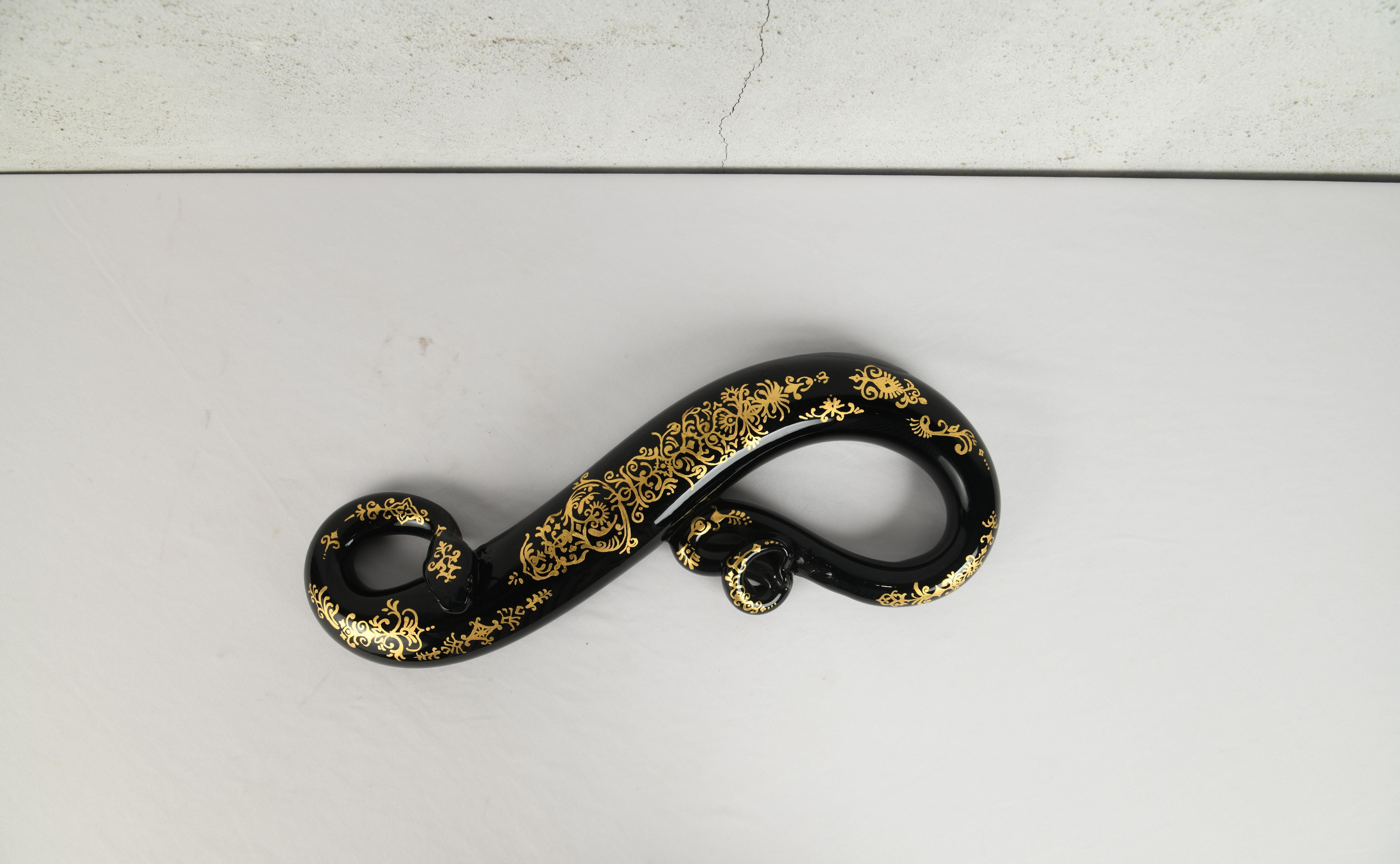 Indien Serpent noir enroulé en verre soufflé à la bouche avec dorure à l'or 24K en vente