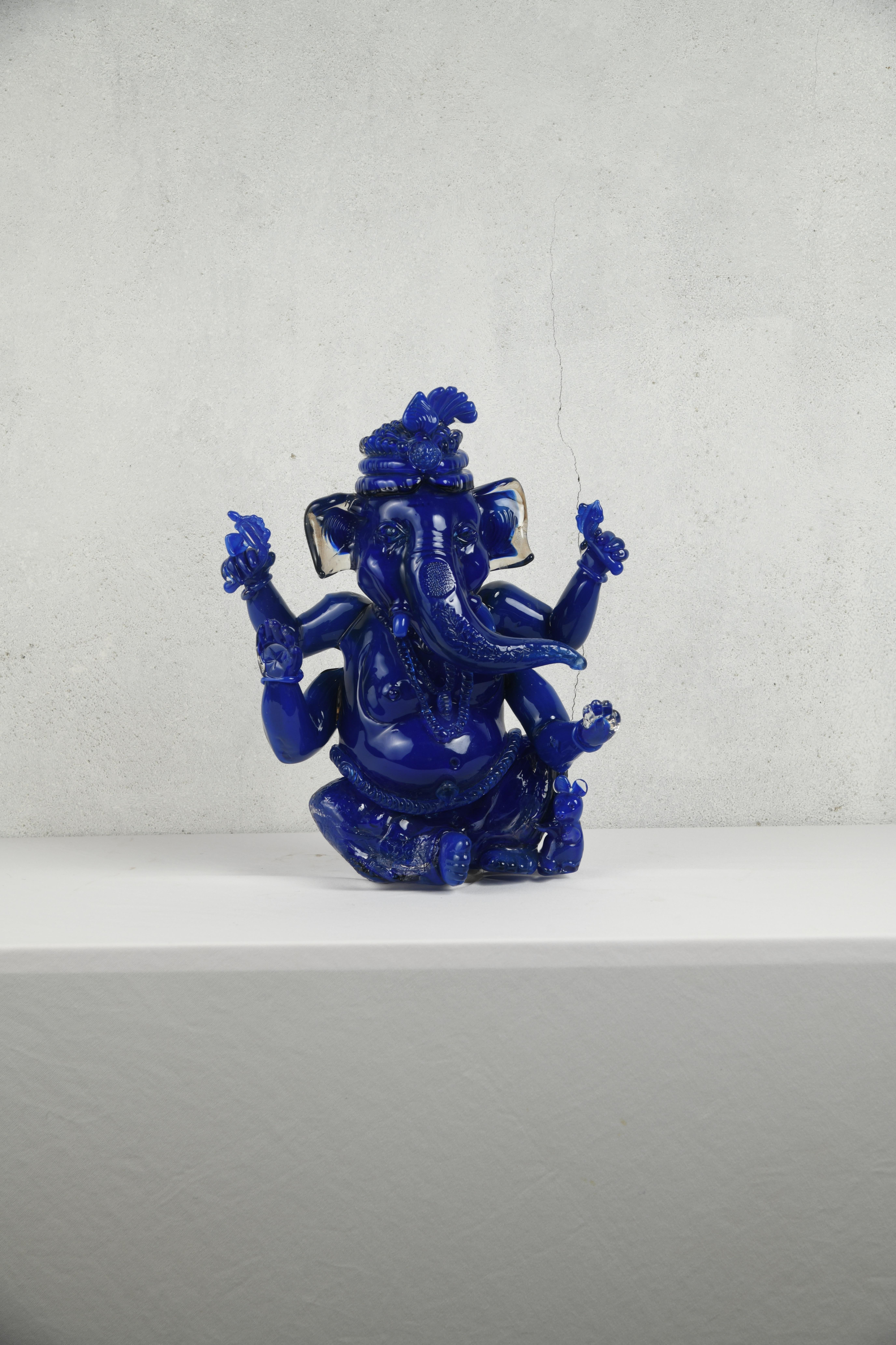 Ganesh, 2024
Grant Garmezy en Collaboration avec Evan Schauss pour Rural Modern Glass Studio en utilisant la technique de la sculpture sur verre à chaud.

Premier studio de verre d'art et unique en son genre, Rural Modern Glass Studio explore le