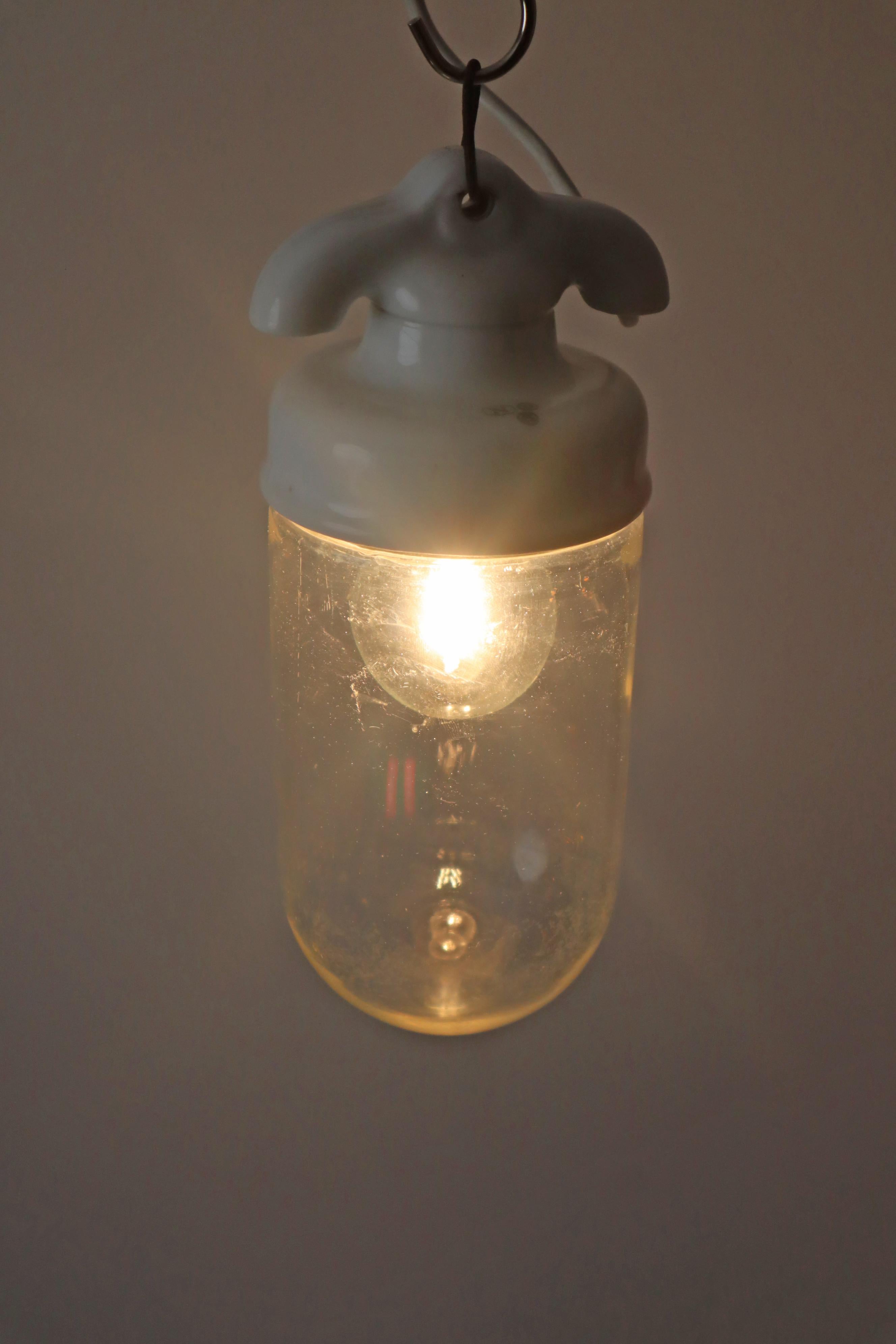 Cette lampe à ampoule de verre est vraiment spéciale à sa manière. La porcelaine aux courbes élégantes et l'ampoule originale en verre soufflé à la bouche ont quelque chose de spécial dans cette combinaison. Que ce soit dans le couloir ou dans la