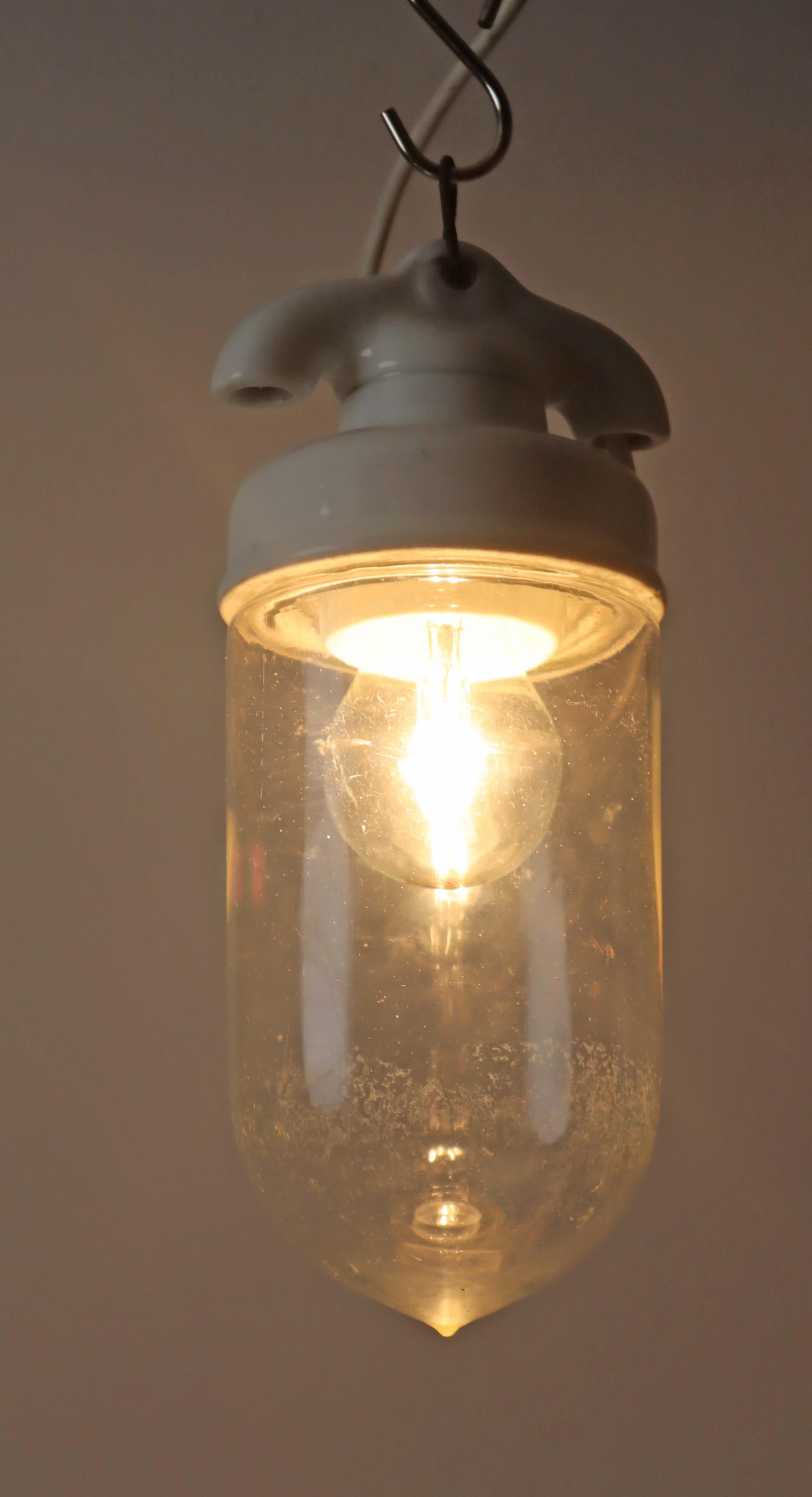 Danois Lampe à ampoule en verre soufflé à la main dans le style Bauhaus, Danemark, années 1930 en vente