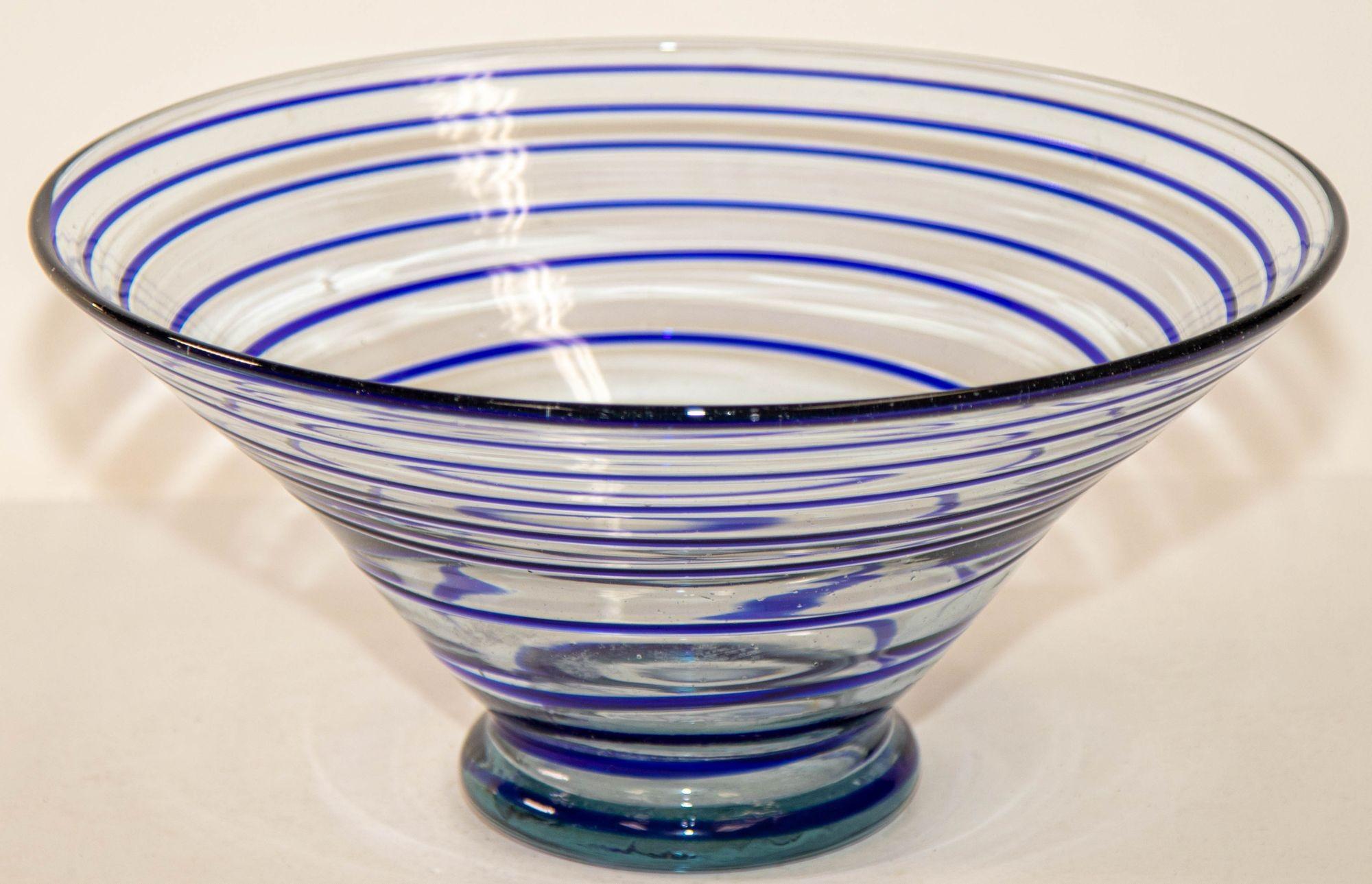 Midcentury mundgeblasenem Glas Centerpiece Italienisch Fratelli Toso Stil Art Glass Dish Bowl.
Italienische Schale aus mundgeblasenem Murano-Kunstglas mit Fuß aus der Jahrhundertmitte.
Schöne Murano mundgeblasen kobaltblau wirbelt Kunst
