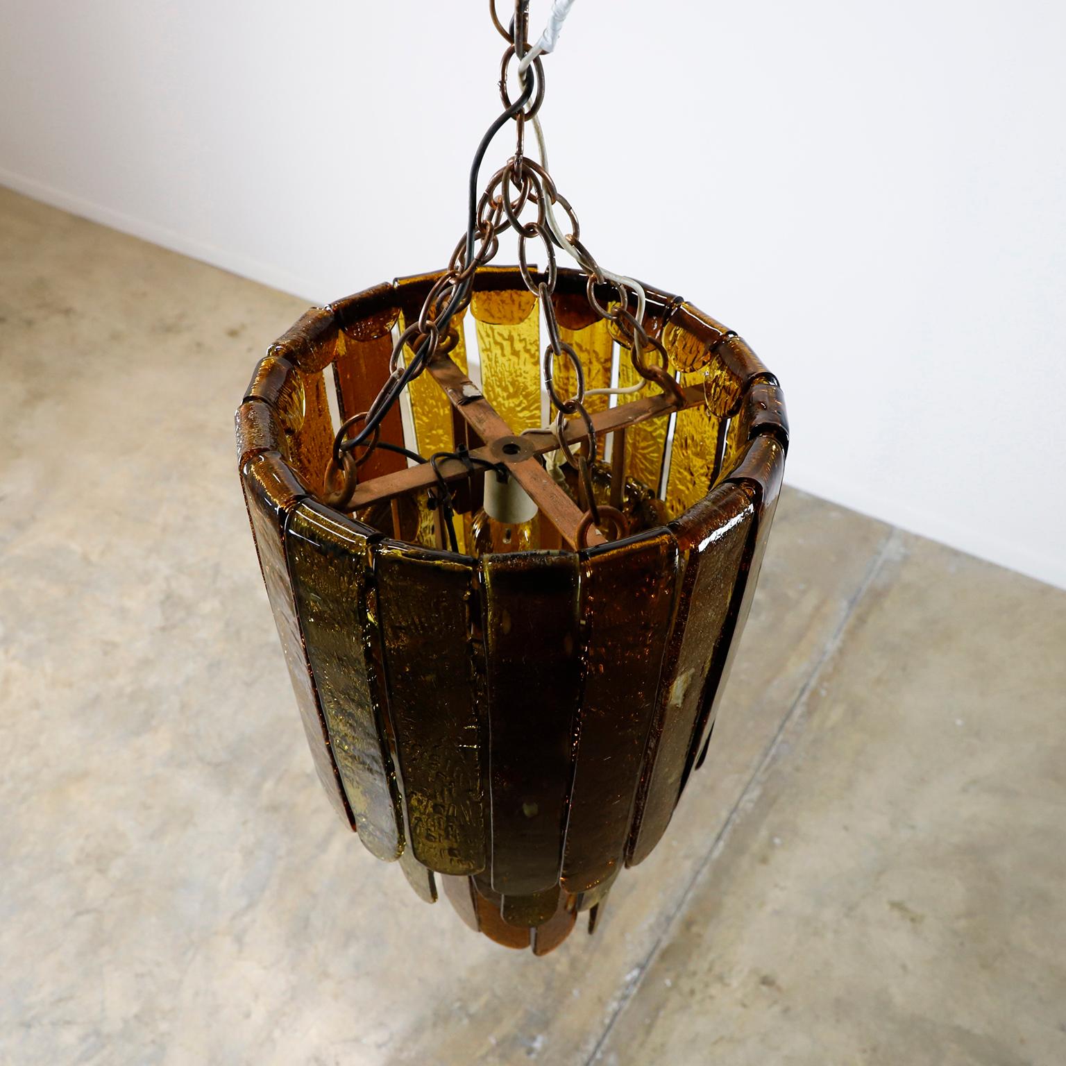 Nous vous proposons cette pièce réalisée entièrement à la main, conçue par Felipe Delfinger pour une résidence au Mexique vers 1970.
Cette œuvre magistrale  a été réalisée avec 39 blocs de verre faits à la main de 34 cm de long sur 5 cm de large