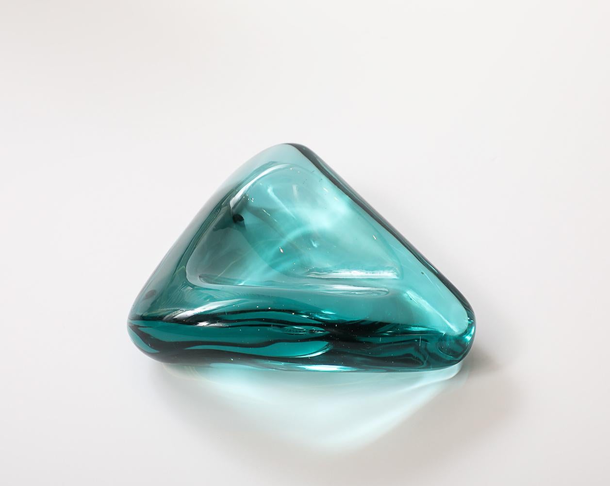 Vetro colorato. Scolpito, modellato e lucidato da una grande roccia 