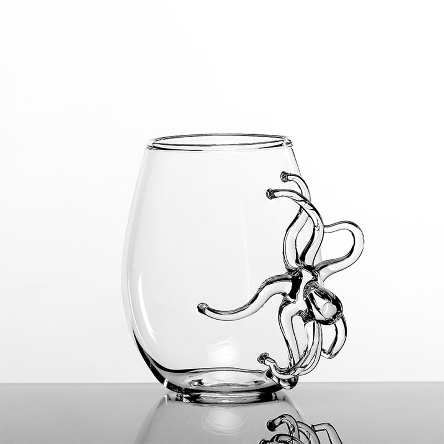 'Polpo-Glas'
Ein mundgeblasenes Glas von Simone Crestani
Polpo Glass ist eines der Stücke aus der Polpo Collection'S.

Die umhüllende Eleganz der Collection'S Polpo lässt einen glauben, dass das Tier tatsächlich die Karaffe umhüllt oder am Stiel des