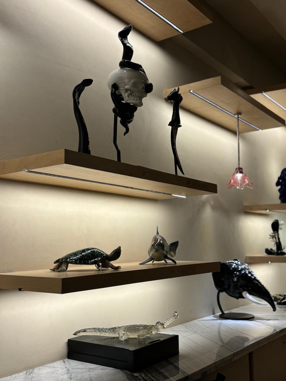 XXIe siècle et contemporain Diablo indien, crâne et serpent blancs et noirs soufflés à la main en vente