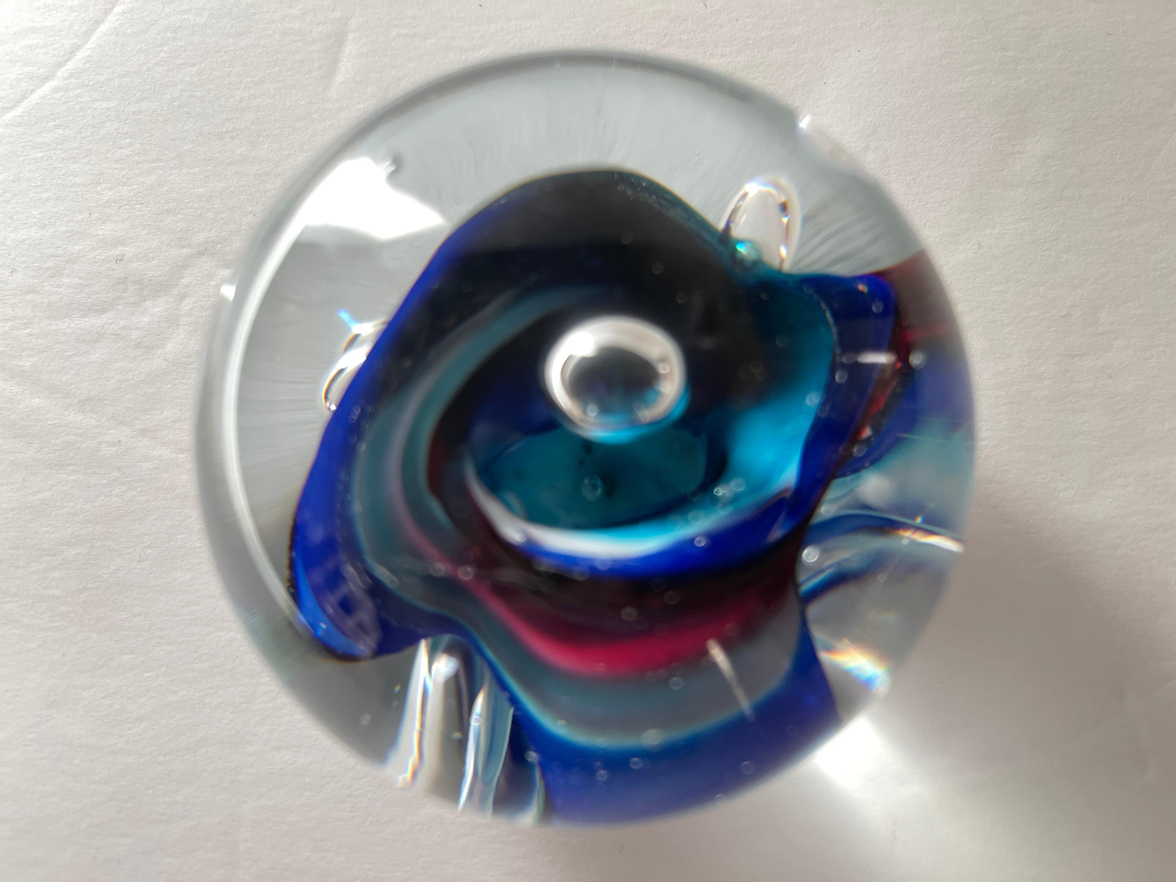 Papierbeschwerer aus mundgeblasenem Glas mit Ozeanseestrahlen, signiert Karg (Moderne der Mitte des Jahrhunderts) im Angebot