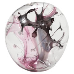 Sculpture d'un orbe en verre soufflé à la main de Peter Bramhall.