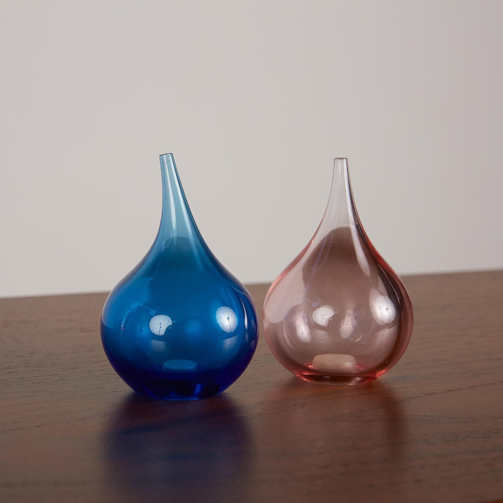 Hand Blown Glass Pink & Blue Salt & Pepper Shakers In Excellent Condition In Los Angeles, CA