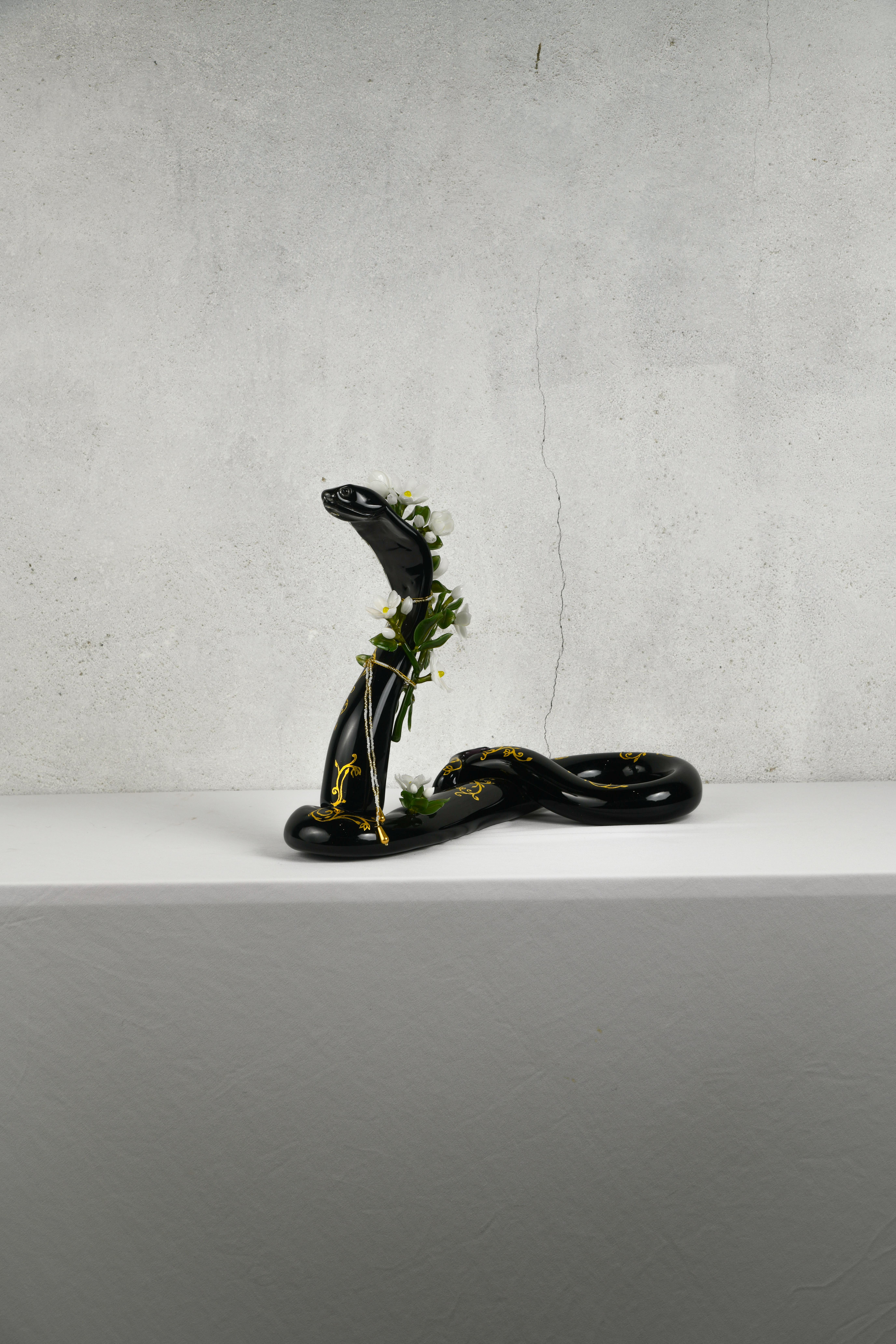 Fait main Verre Queen Cobra soufflé à la main avec fleurs dorées et flammées en or 24 carats en vente